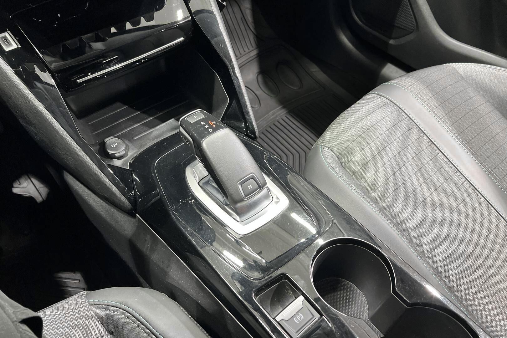 Peugeot 208 iso kuva 17