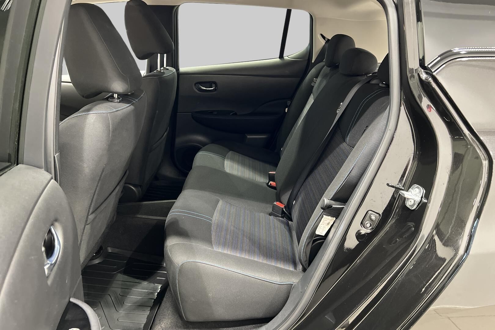 Nissan Leaf iso kuva 8