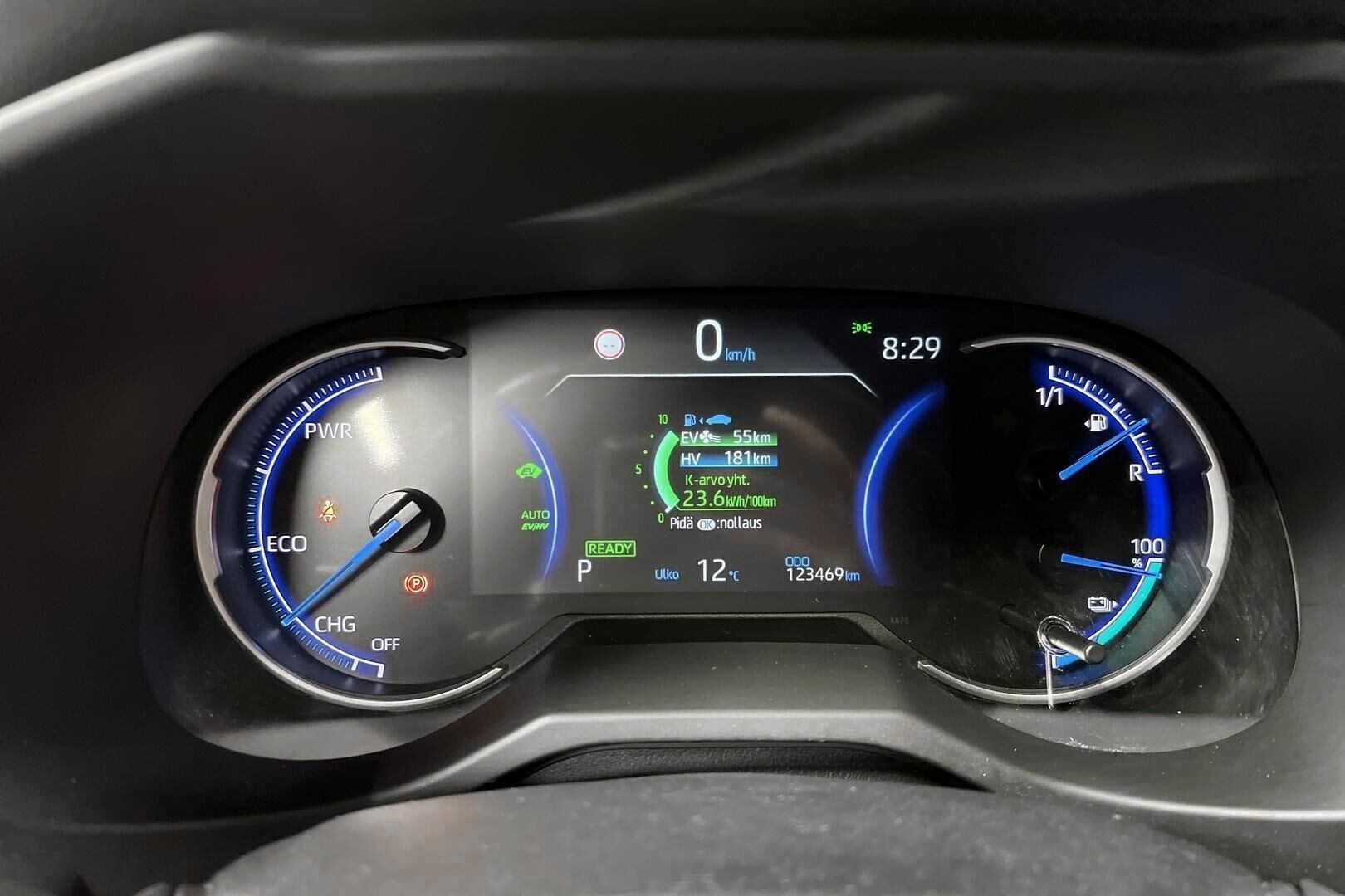 Toyota RAV4 iso kuva 13