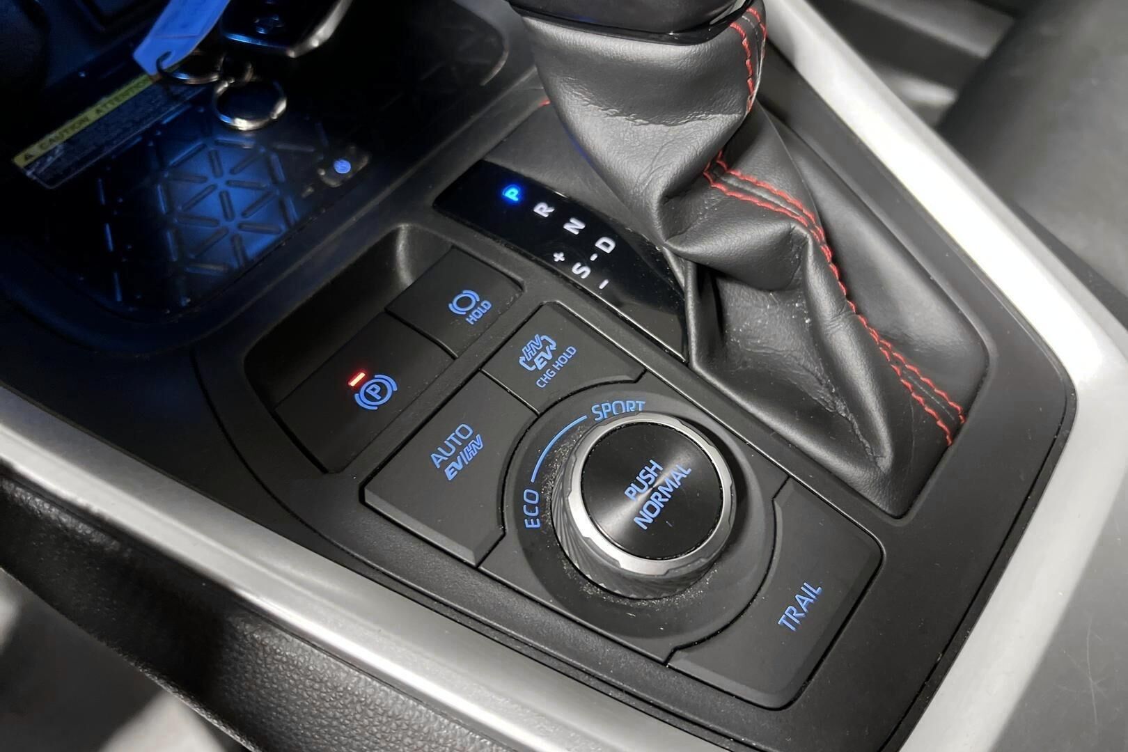 Toyota RAV4 iso kuva 16