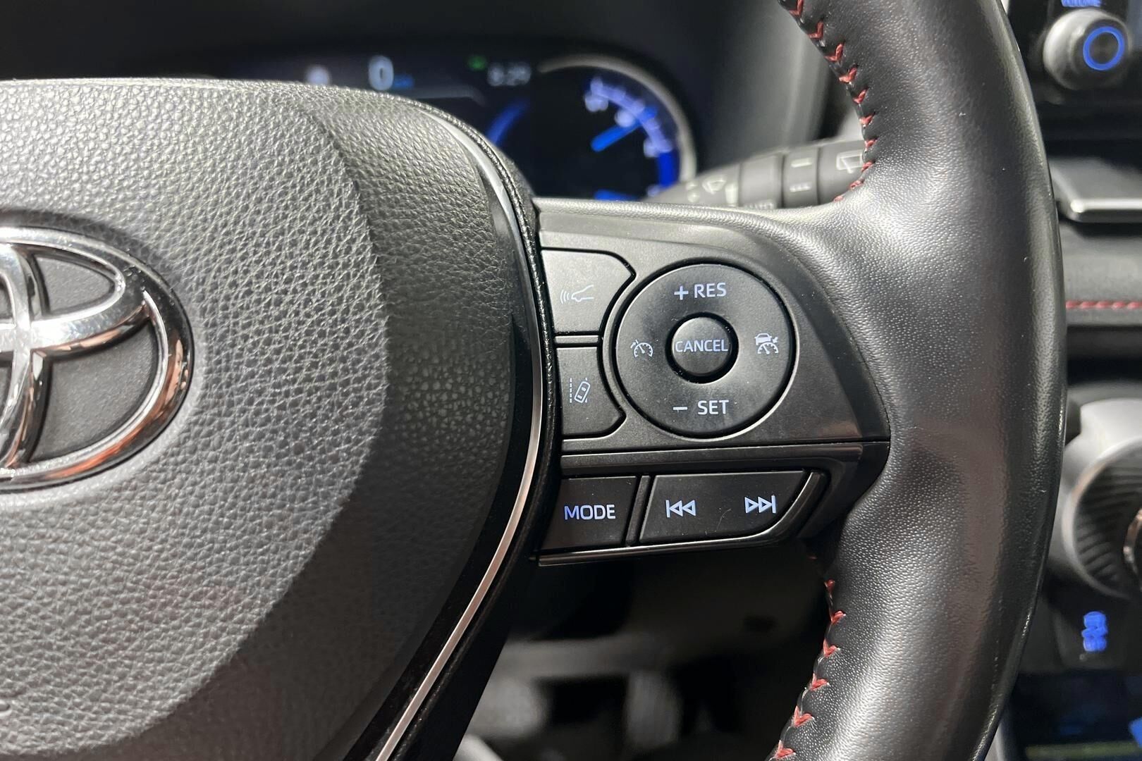 Toyota RAV4 iso kuva 18