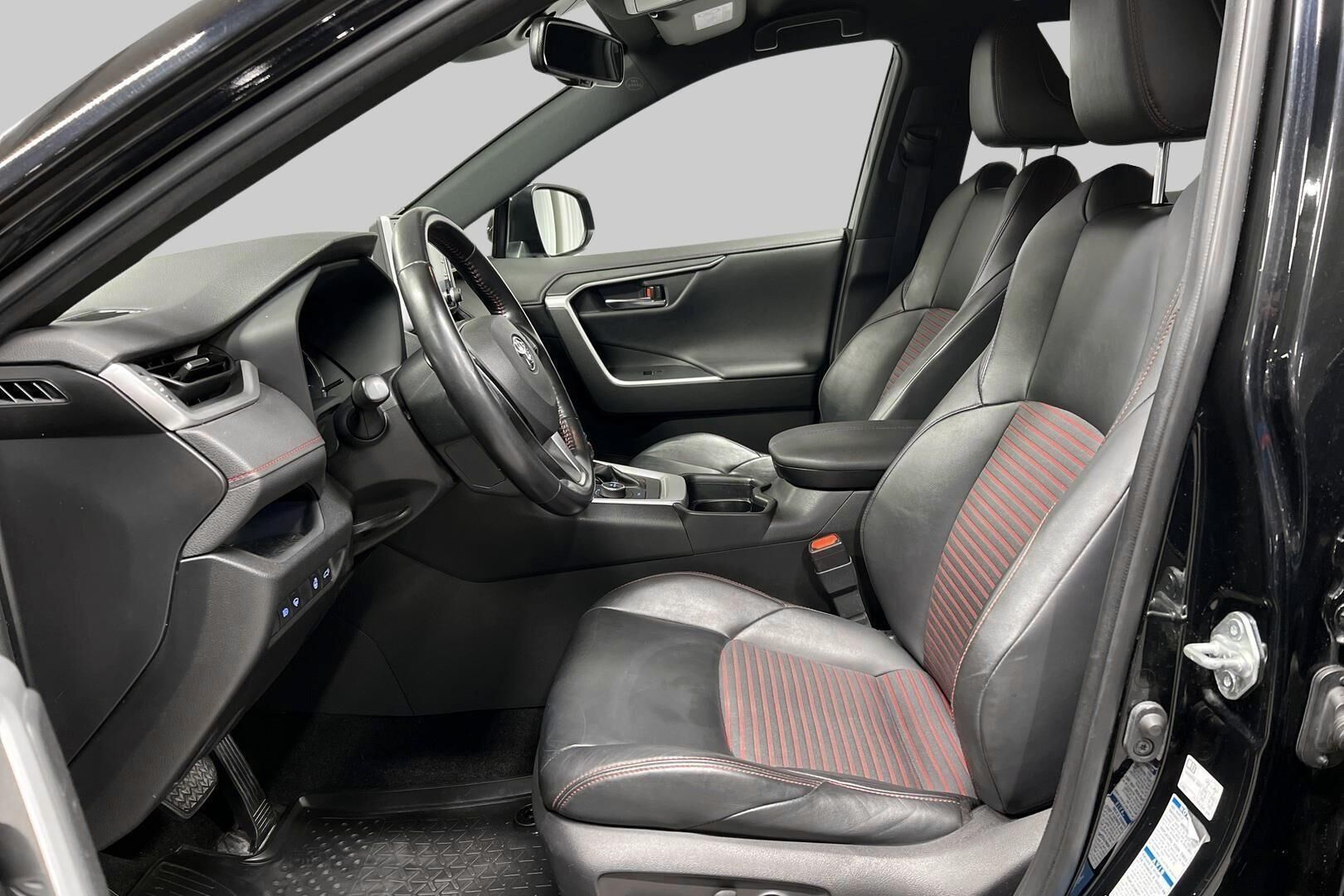 Toyota RAV4 iso kuva 8