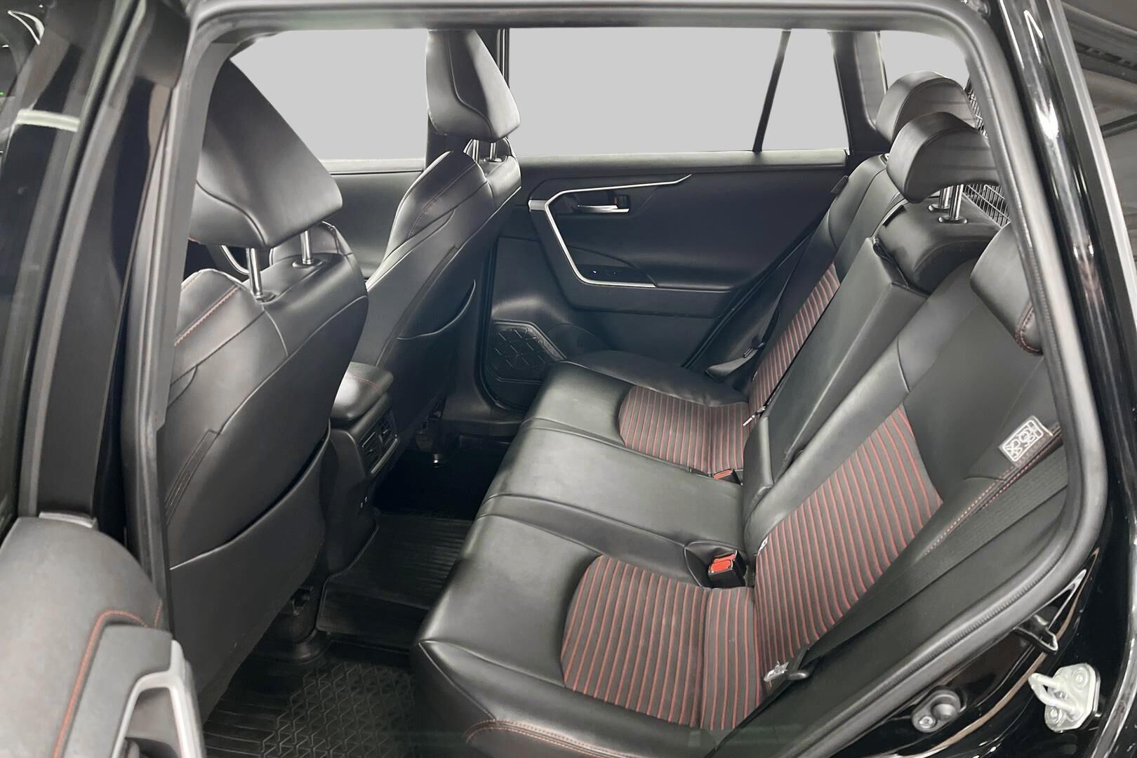 Toyota RAV4 iso kuva 9