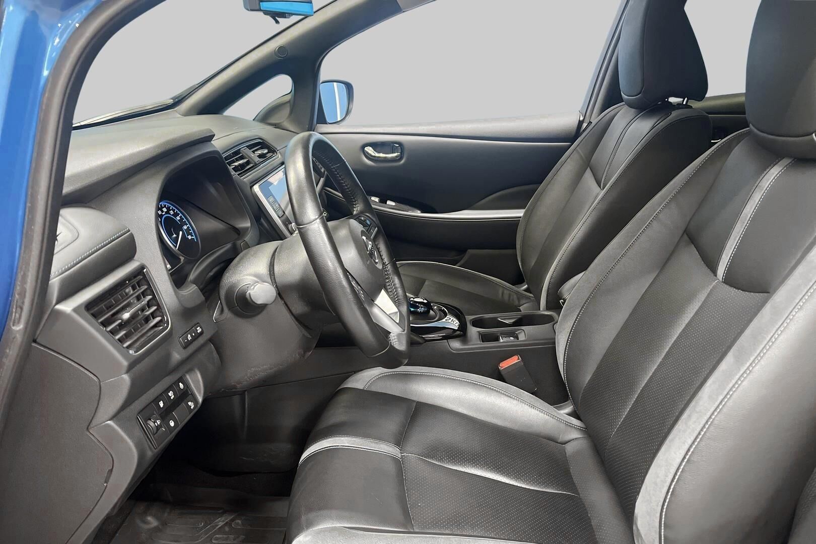 Nissan Leaf iso kuva 8