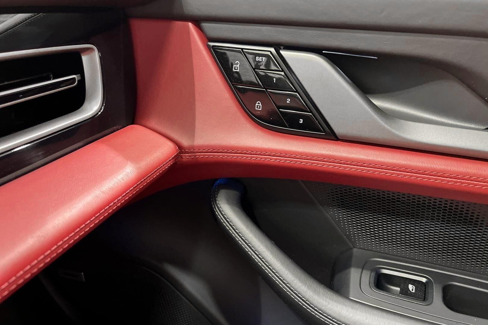 Porsche Taycan iso kuva 48