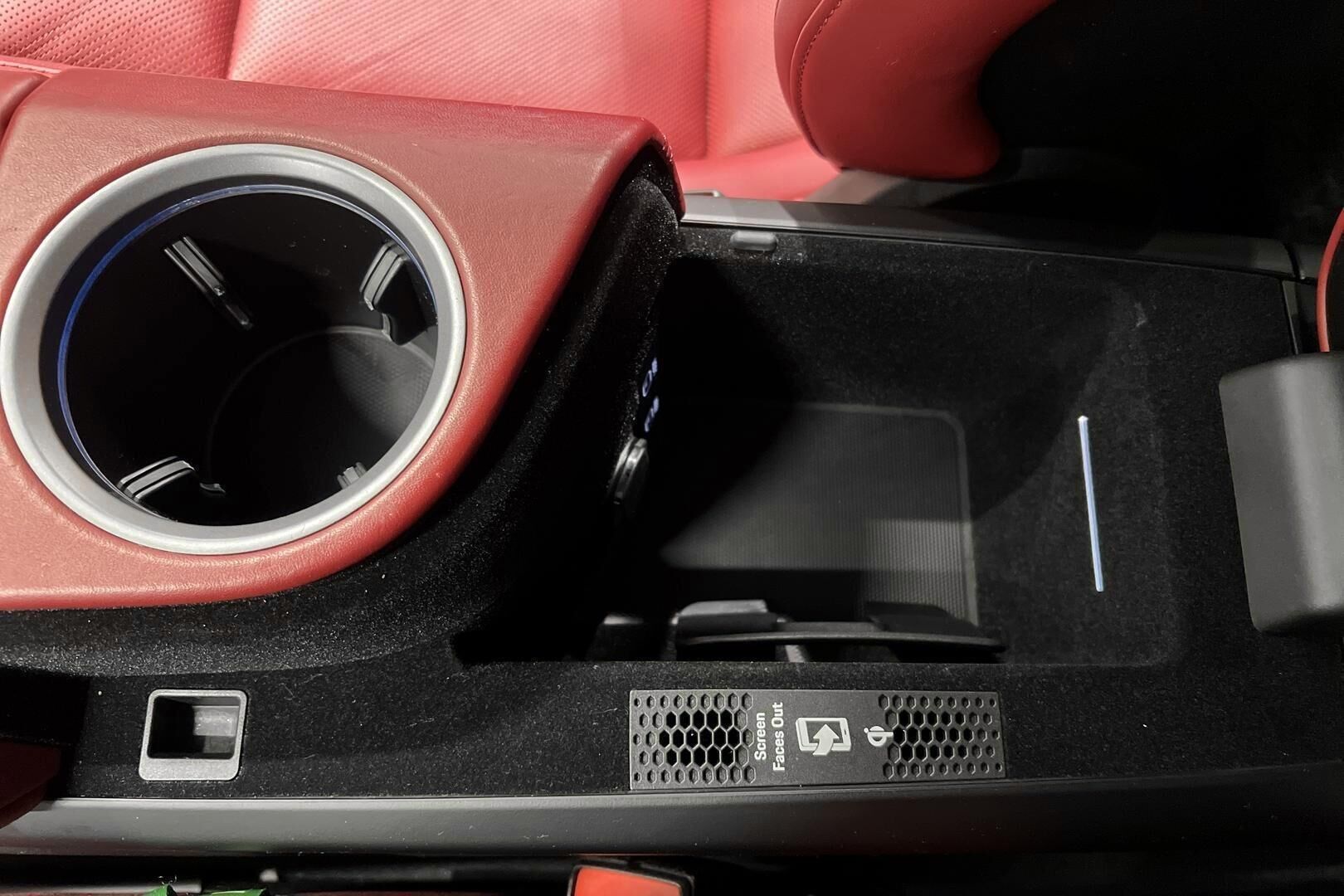 Porsche Taycan iso kuva 27