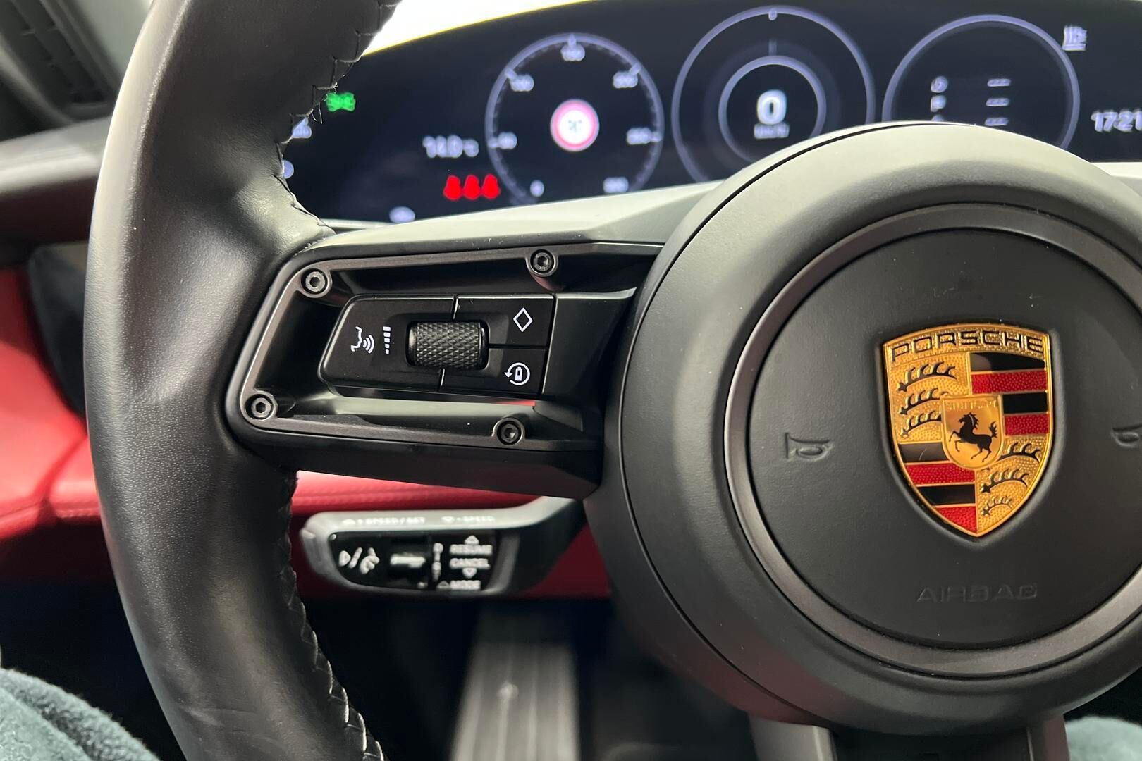 Porsche Taycan iso kuva 30