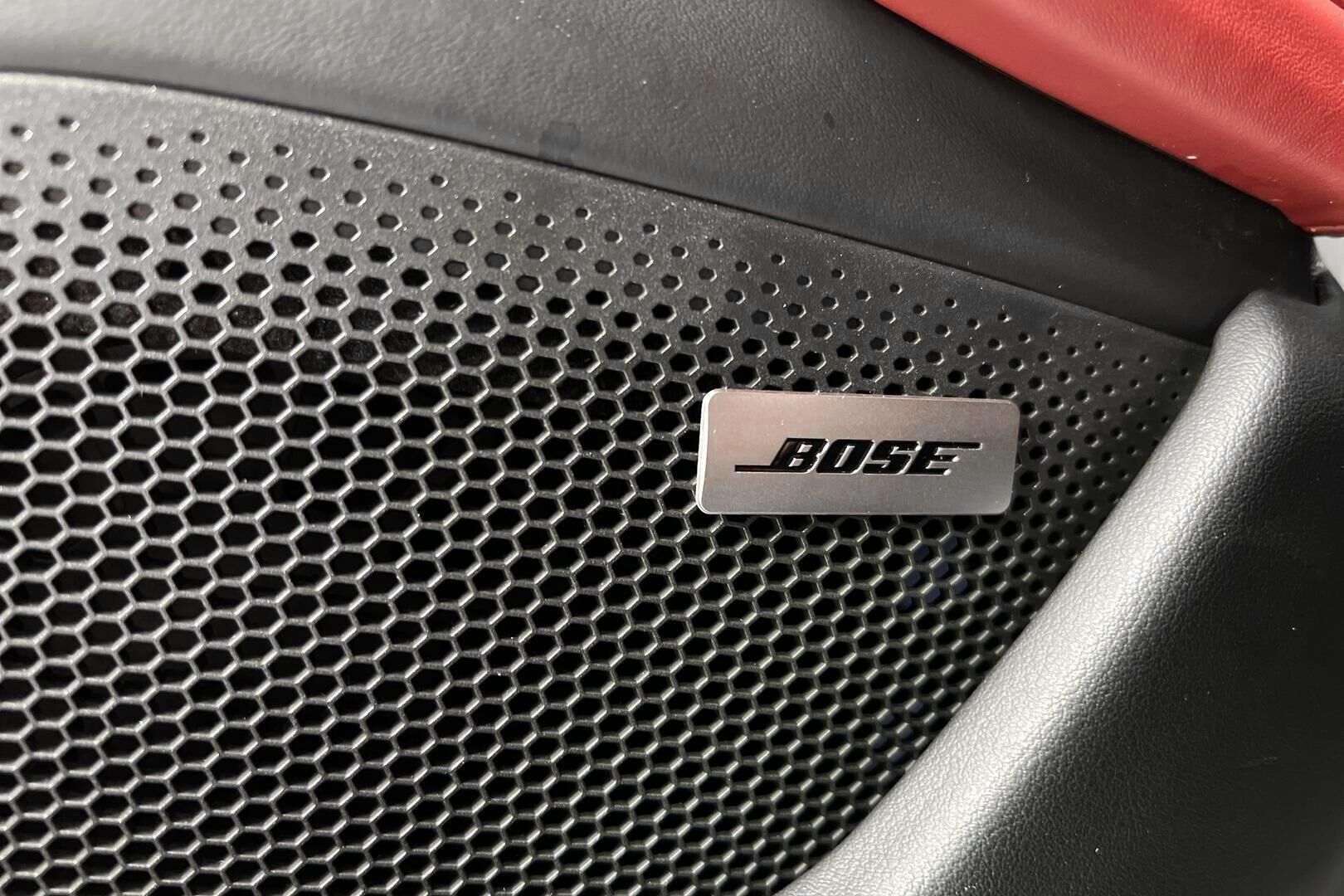 Porsche Taycan iso kuva 34