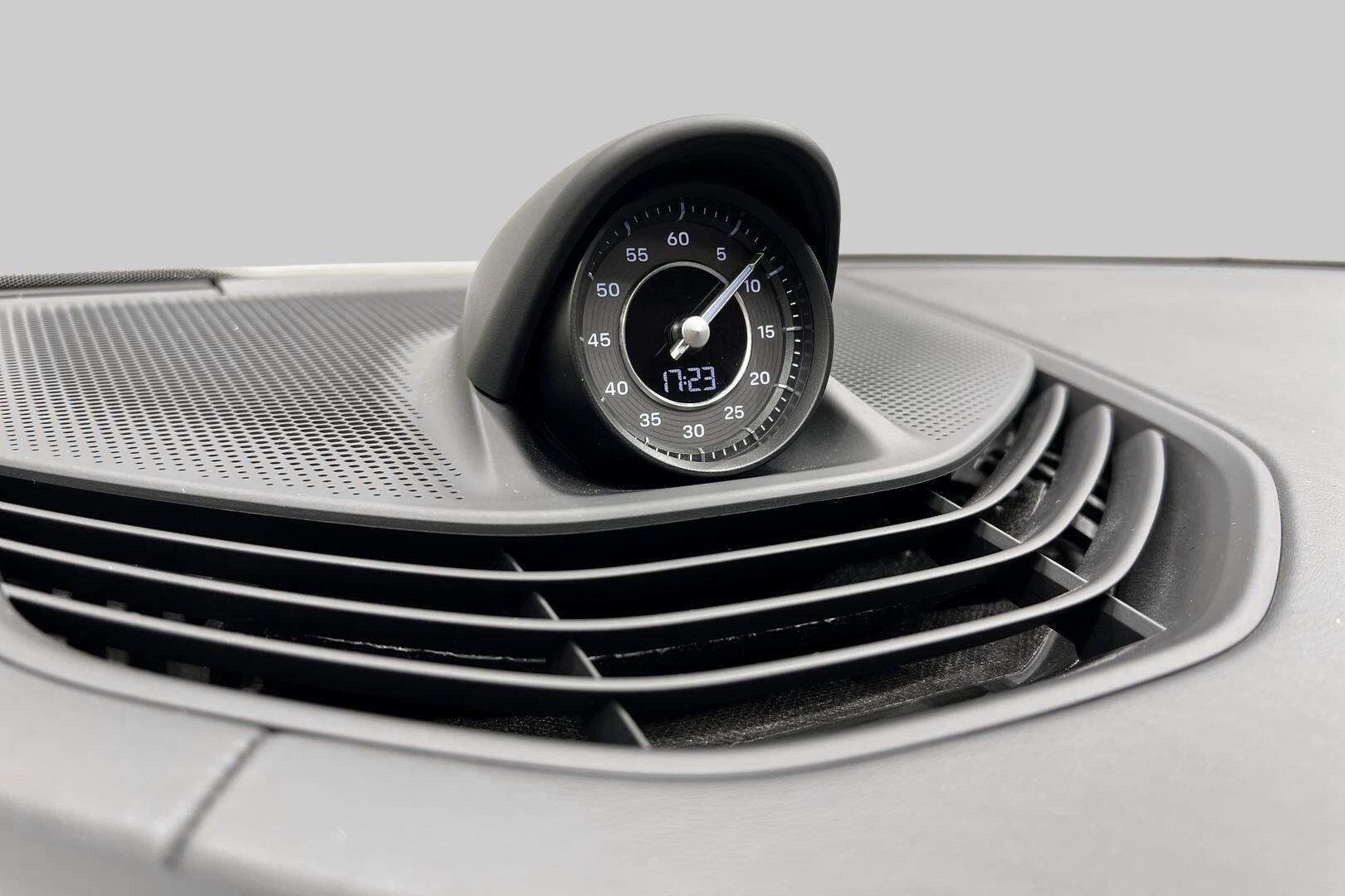 Porsche Taycan iso kuva 38