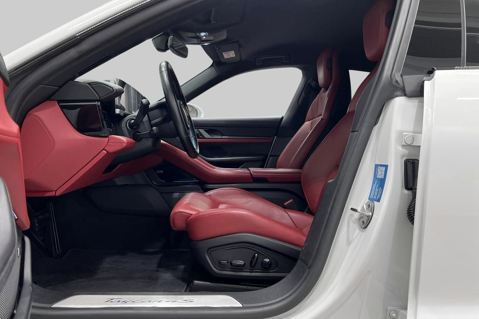 Porsche Taycan iso kuva 8