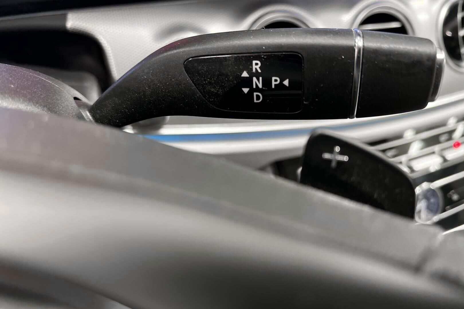 Mercedes-Benz E iso kuva 16