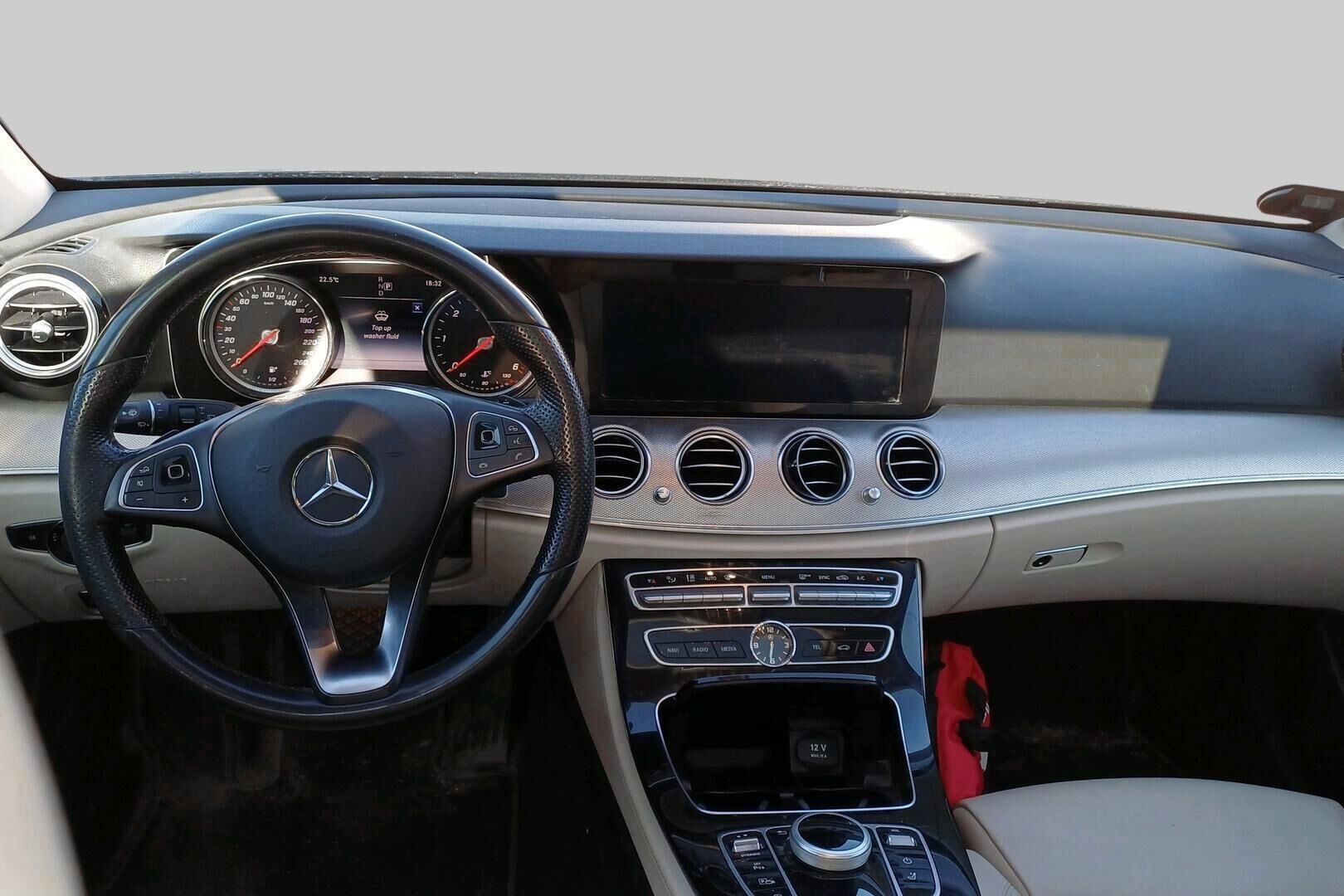 Mercedes-Benz E iso kuva 3