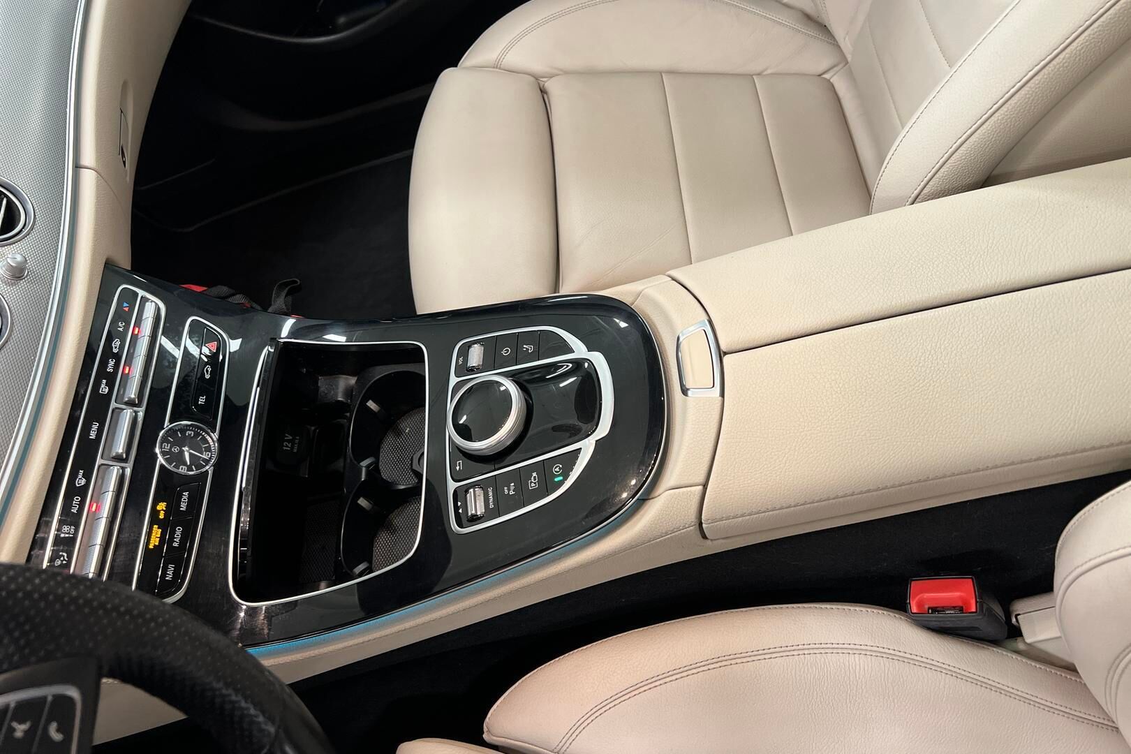 Mercedes-Benz E iso kuva 21
