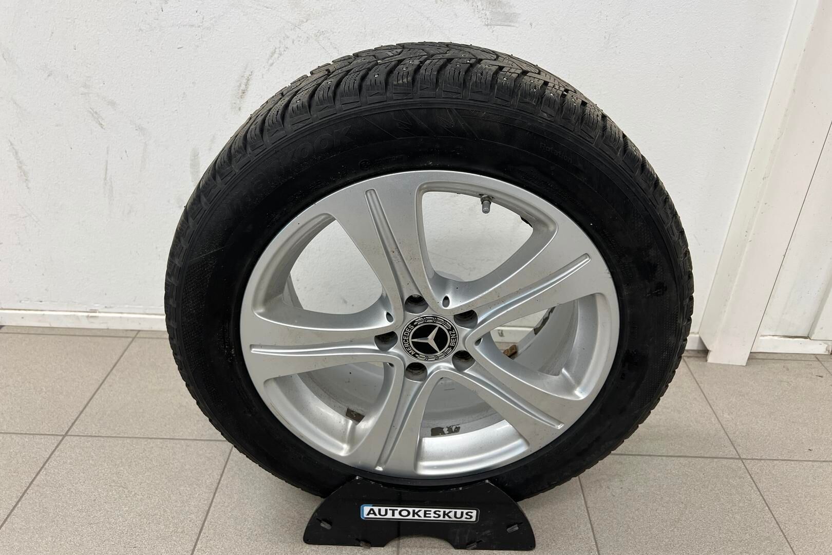 Mercedes-Benz E iso kuva 23