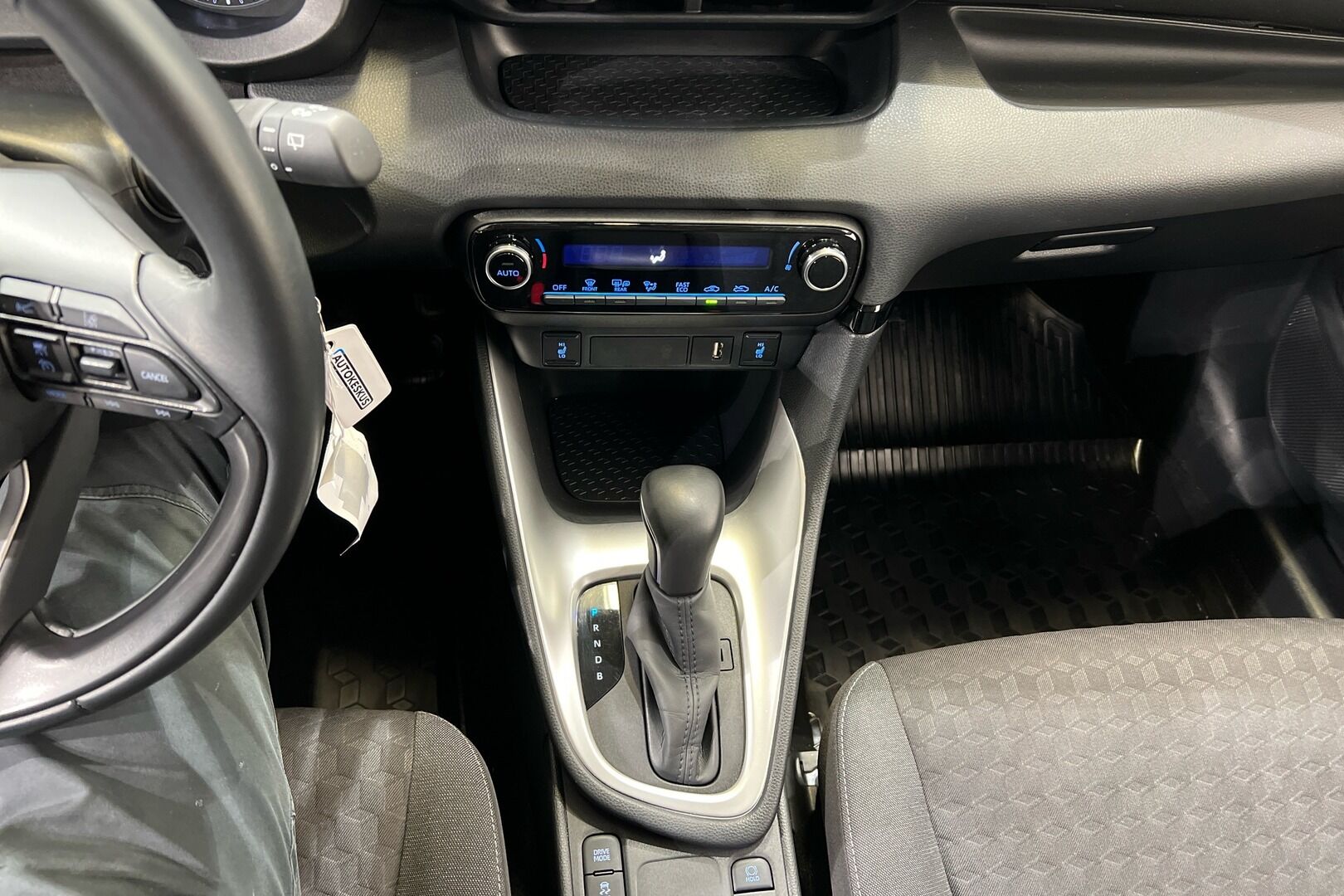 Toyota Yaris iso kuva 18