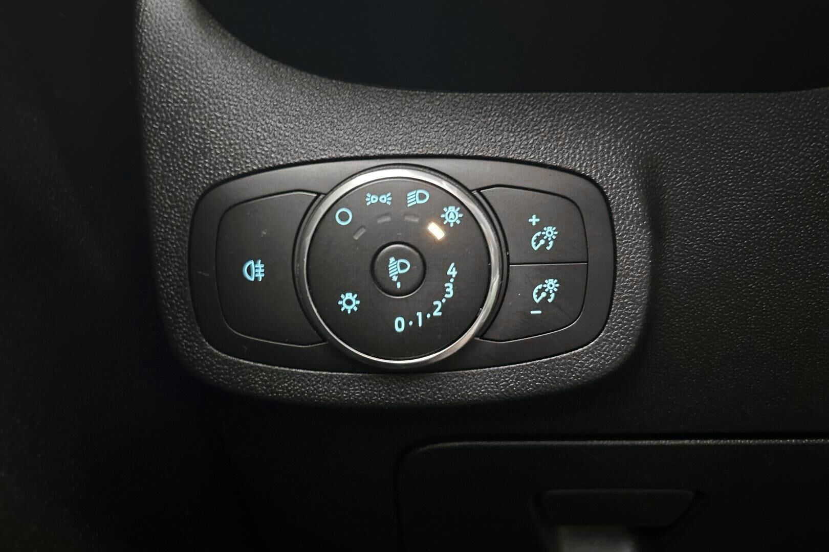 Ford Fiesta iso kuva 24