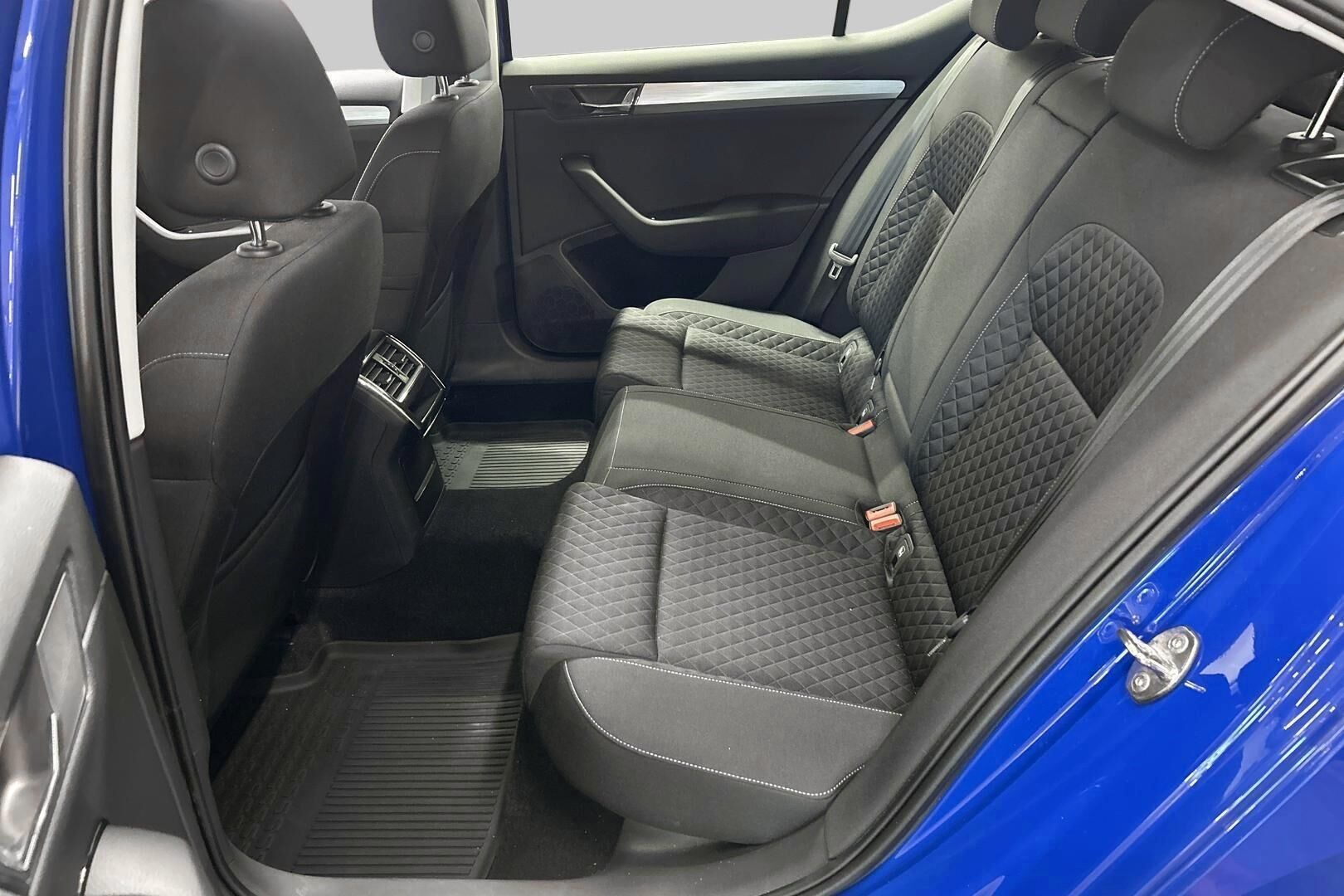 Skoda Superb iso kuva 9