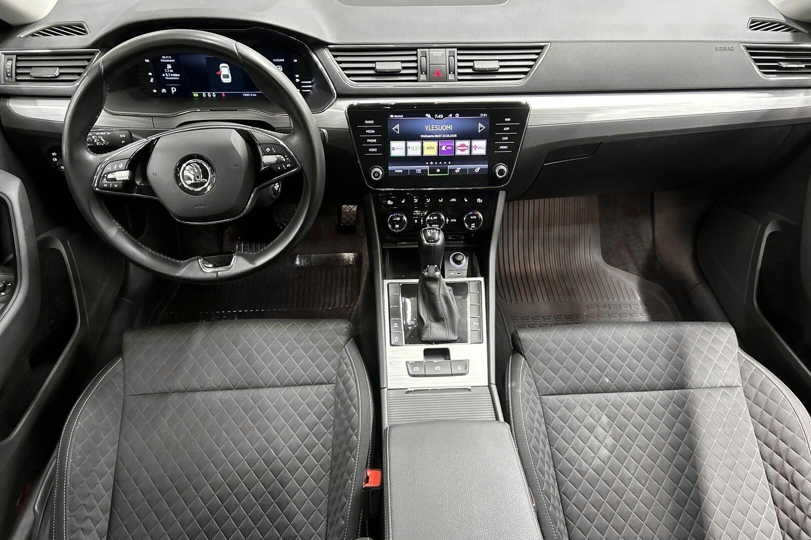 Skoda Superb iso kuva 10