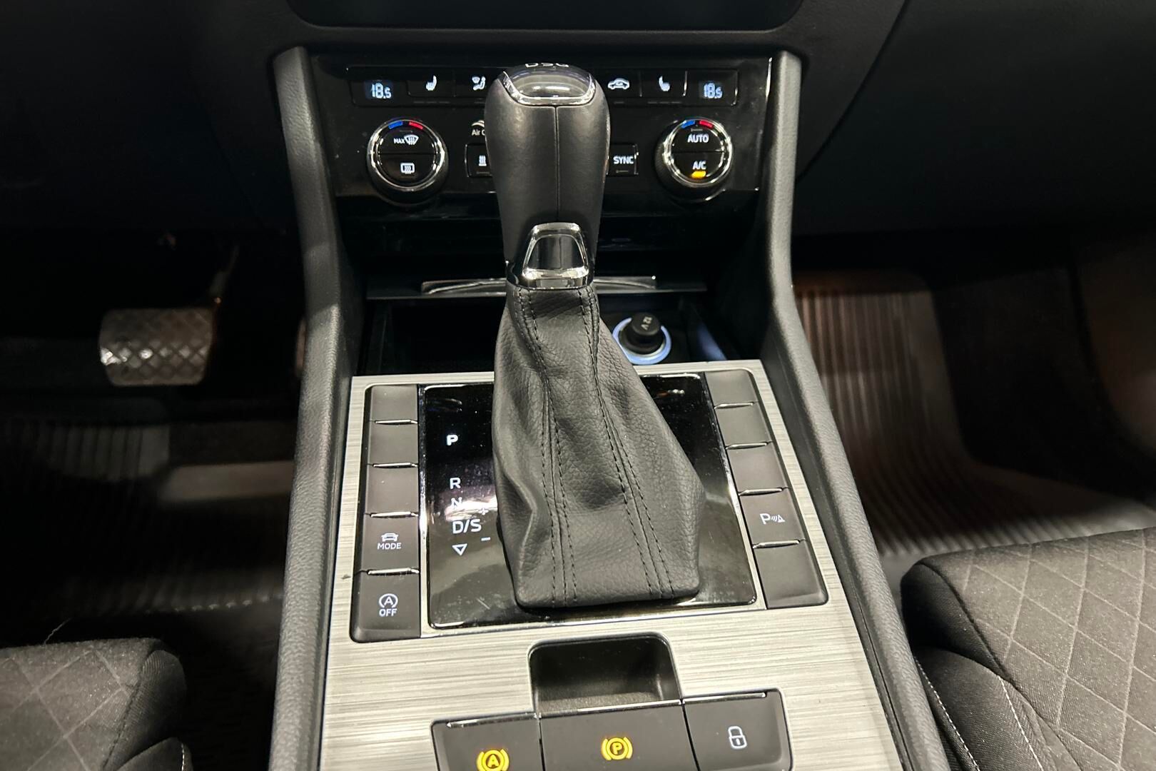 Skoda Superb iso kuva 18