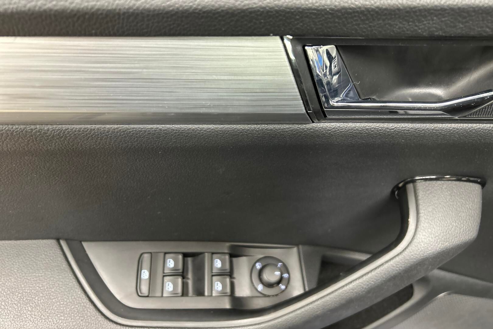 Skoda Superb iso kuva 23