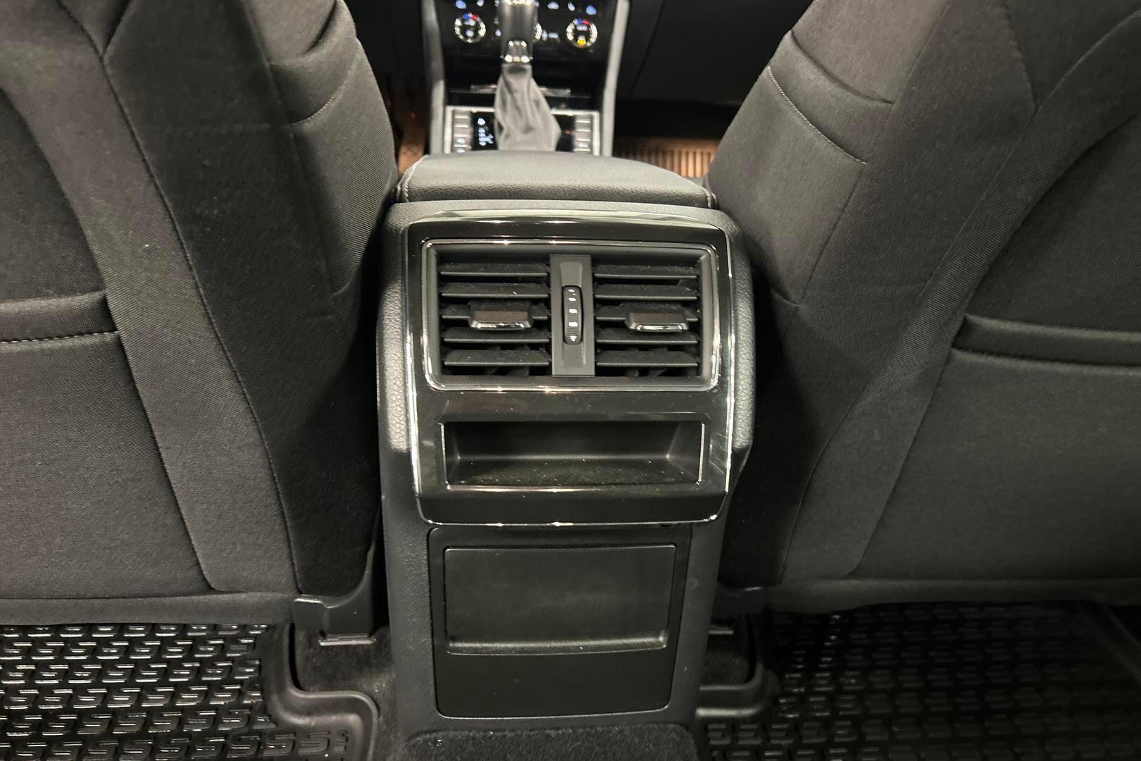 Skoda Superb iso kuva 24