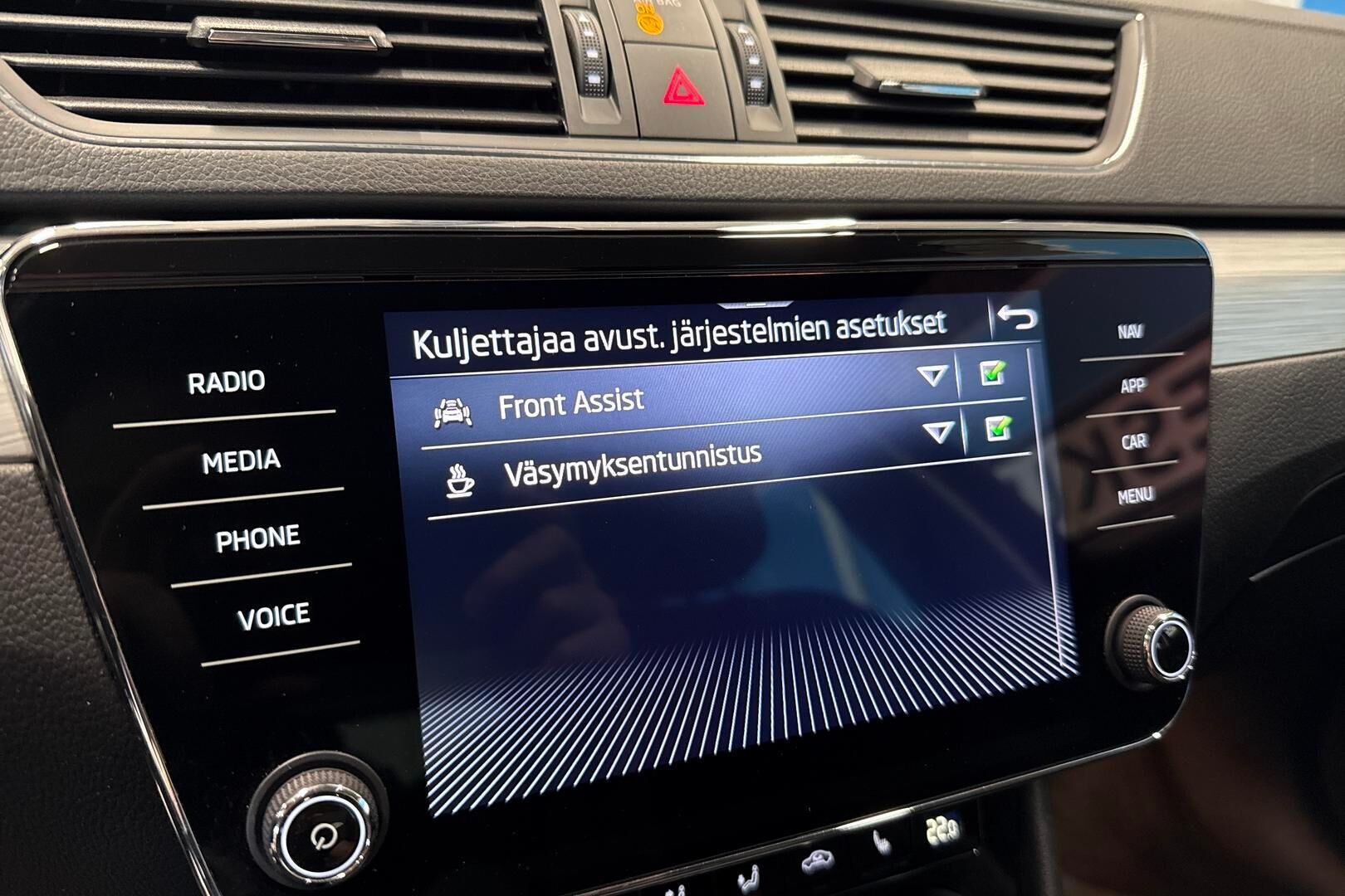 Skoda Superb iso kuva 17