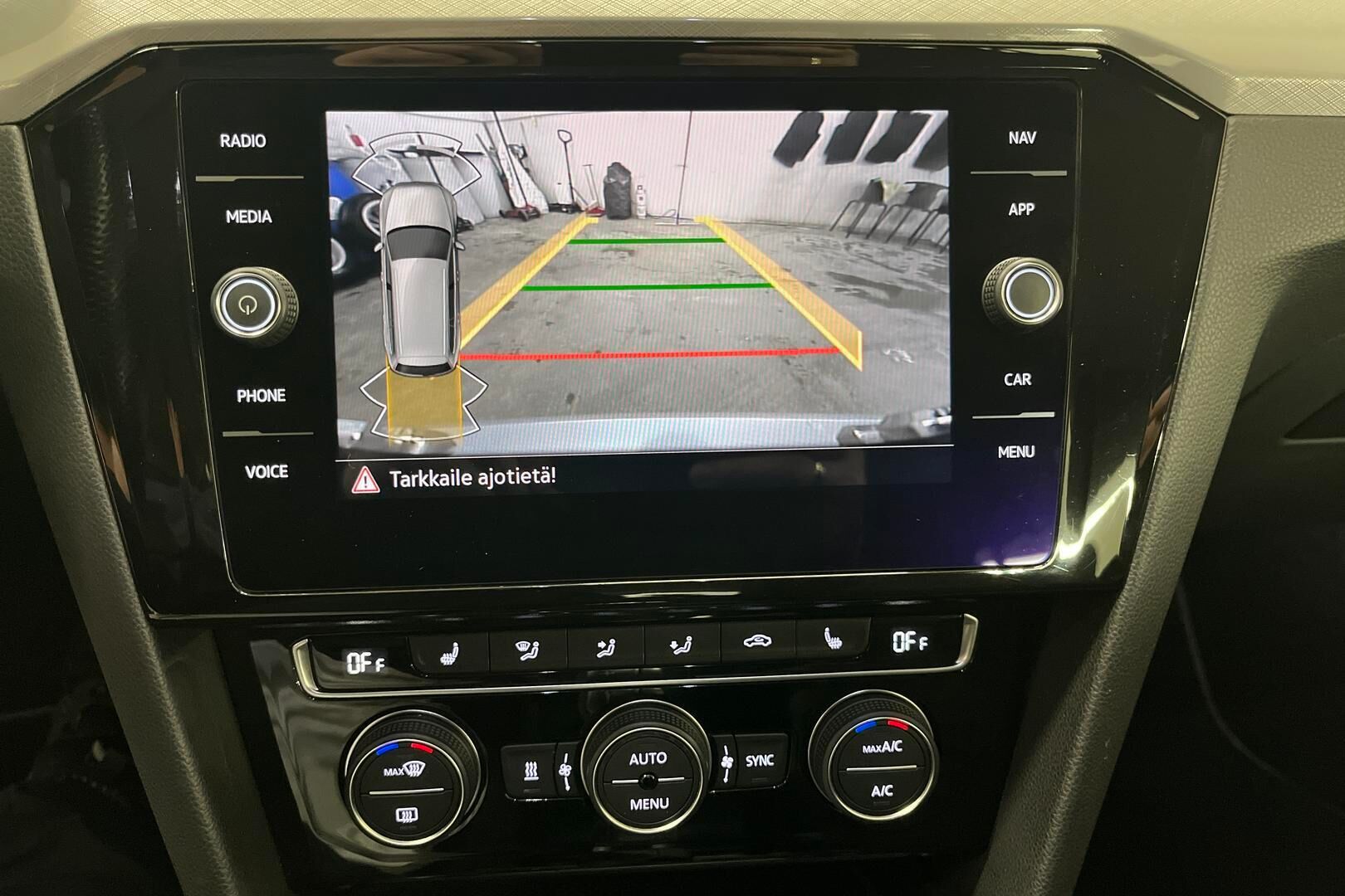 Volkswagen Passat iso kuva 16