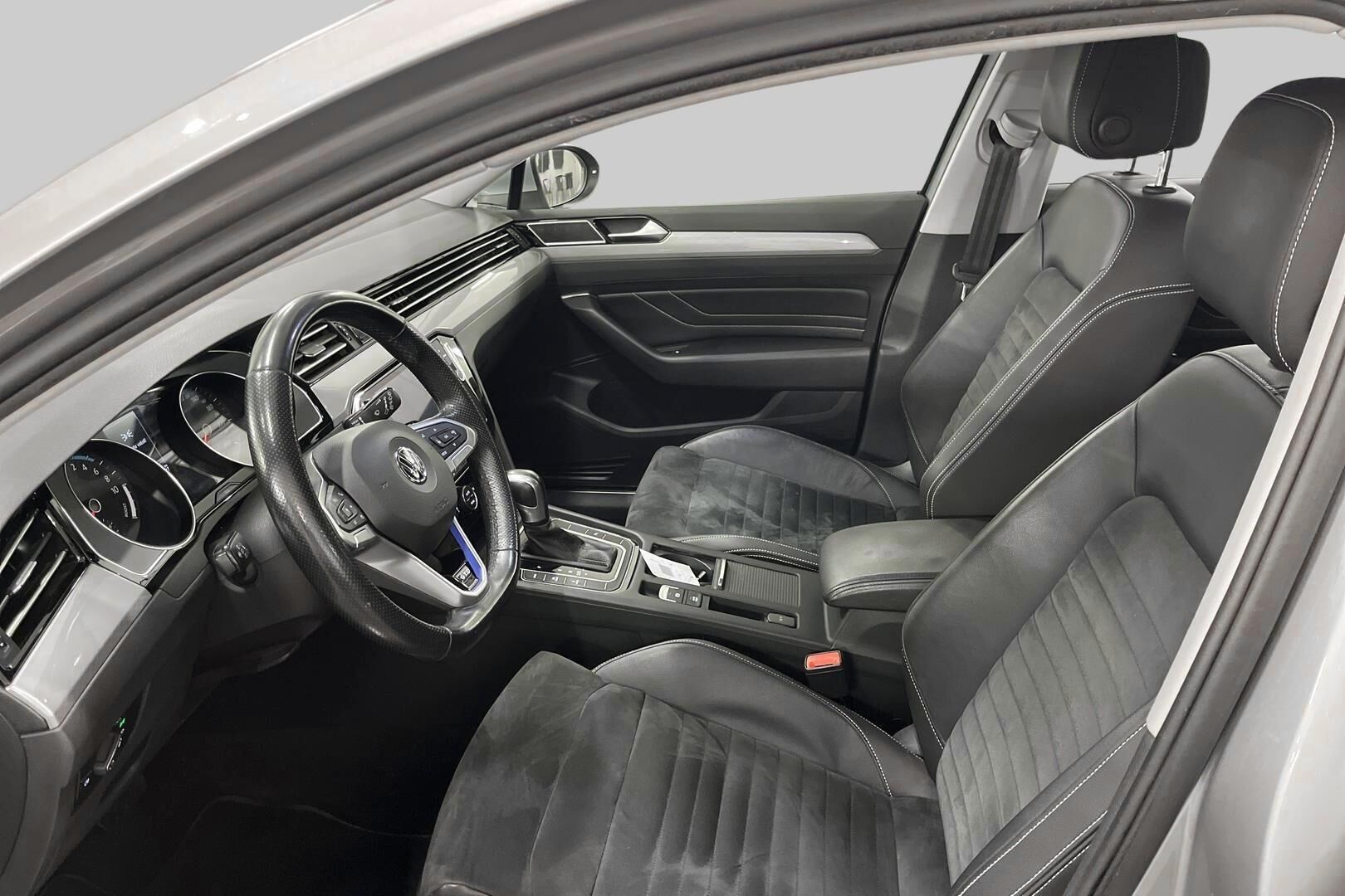 Volkswagen Passat iso kuva 2