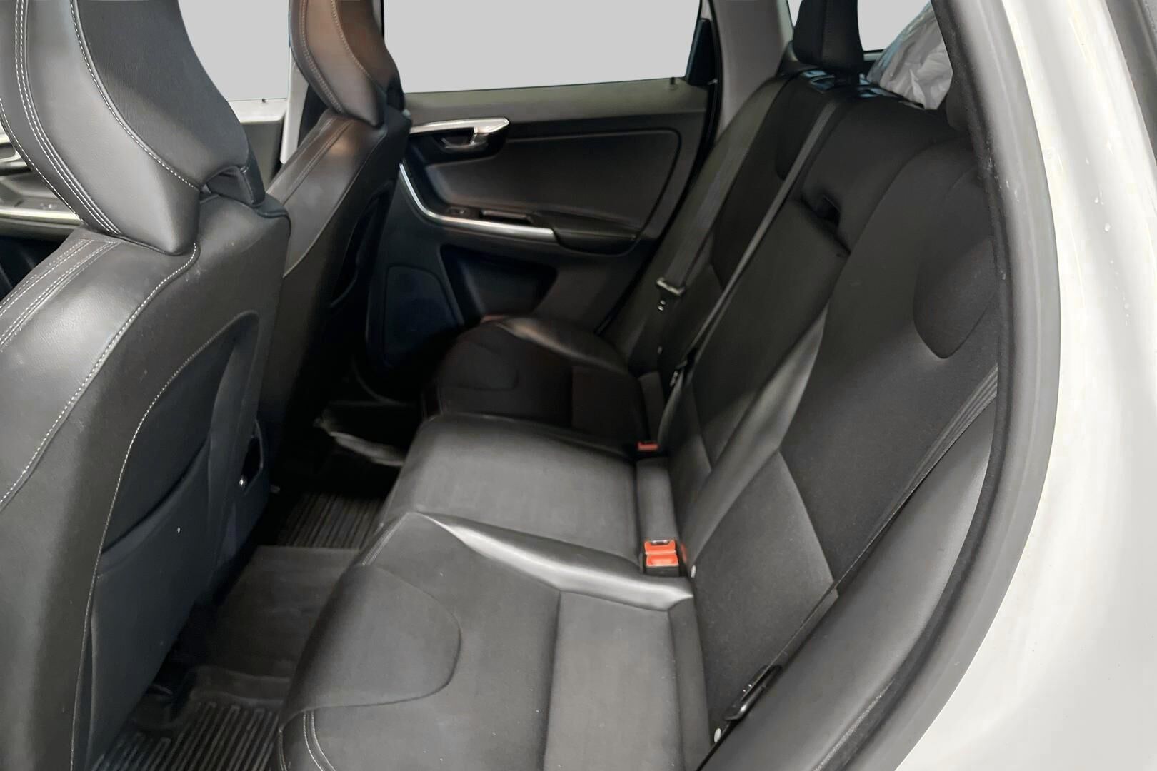 Volvo XC60 iso kuva 9