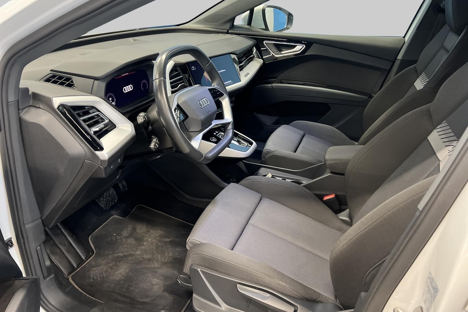 Audi Q4 e-tron iso kuva 9