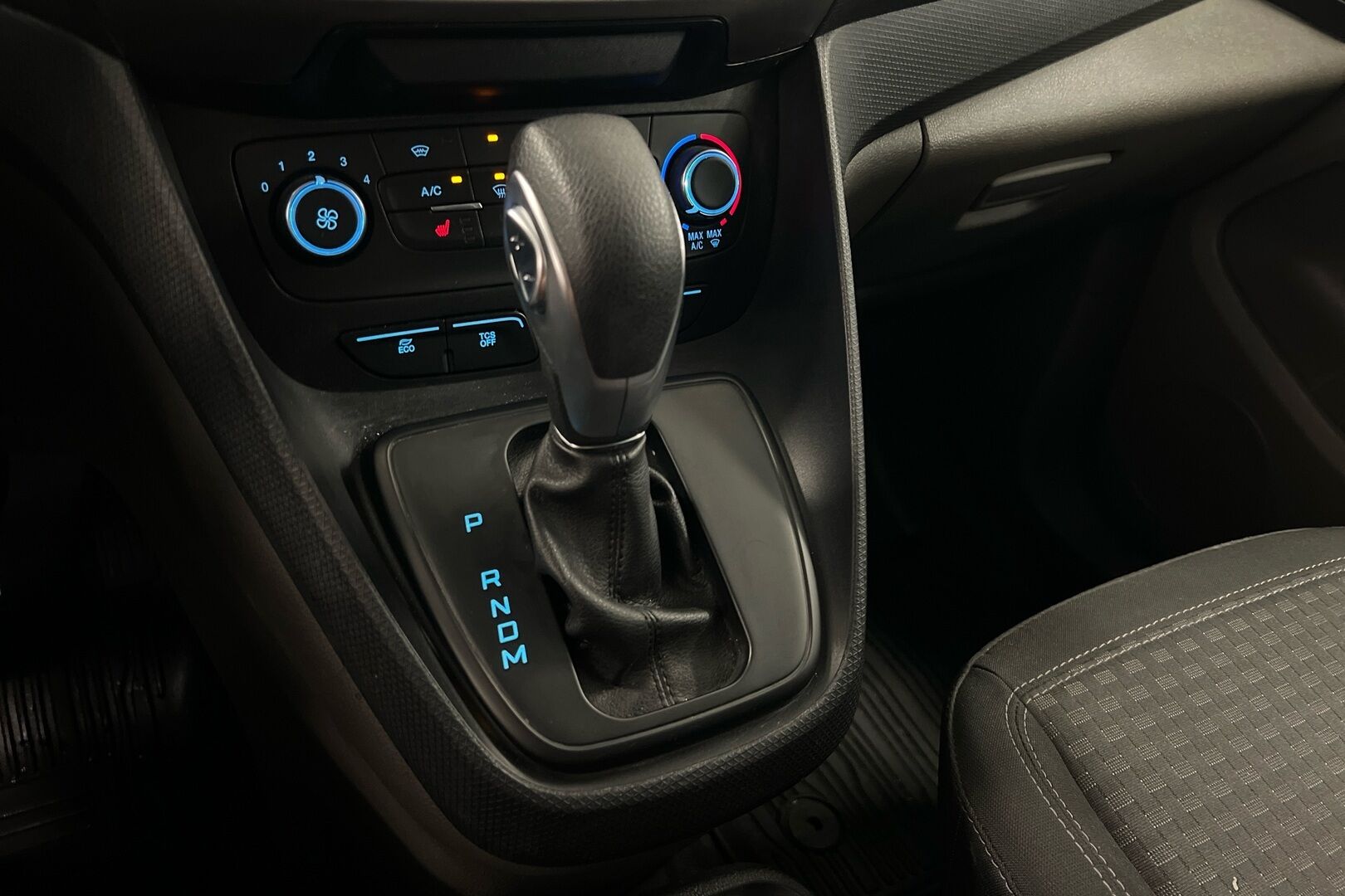 Ford Transit Connect iso kuva 13