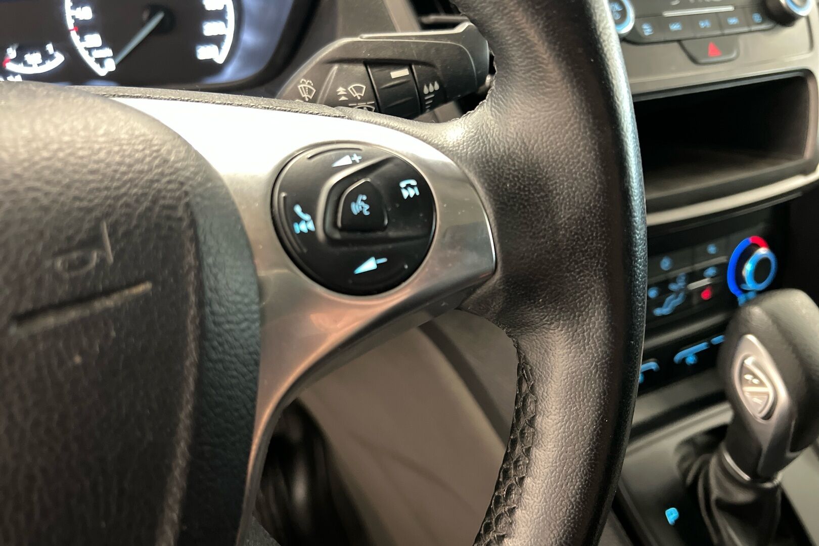 Ford Transit Connect iso kuva 16