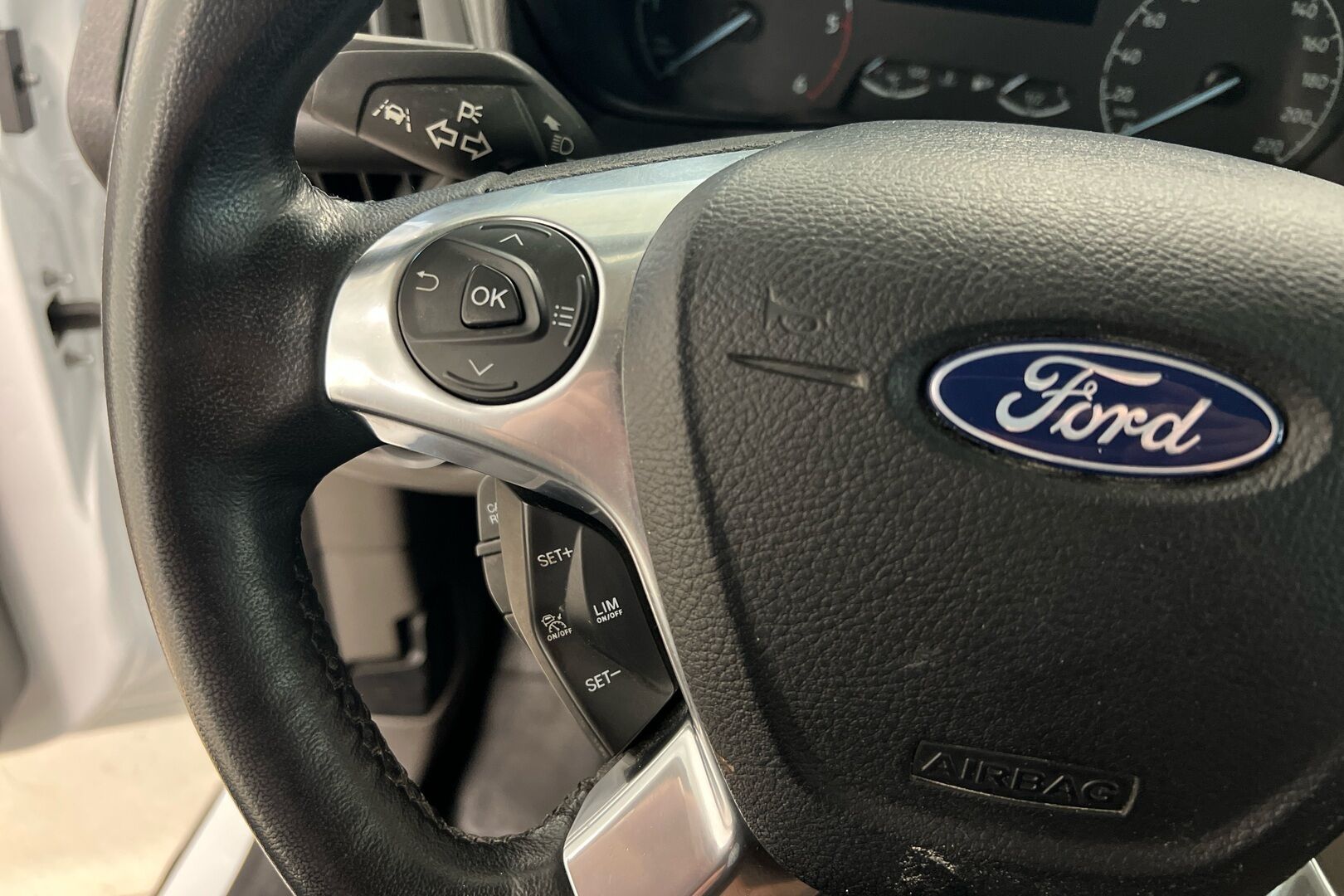 Ford Transit Connect iso kuva 17