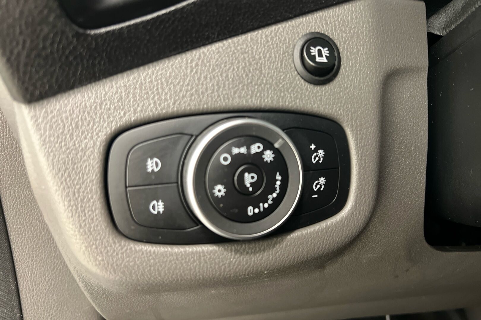 Ford Transit Connect iso kuva 18