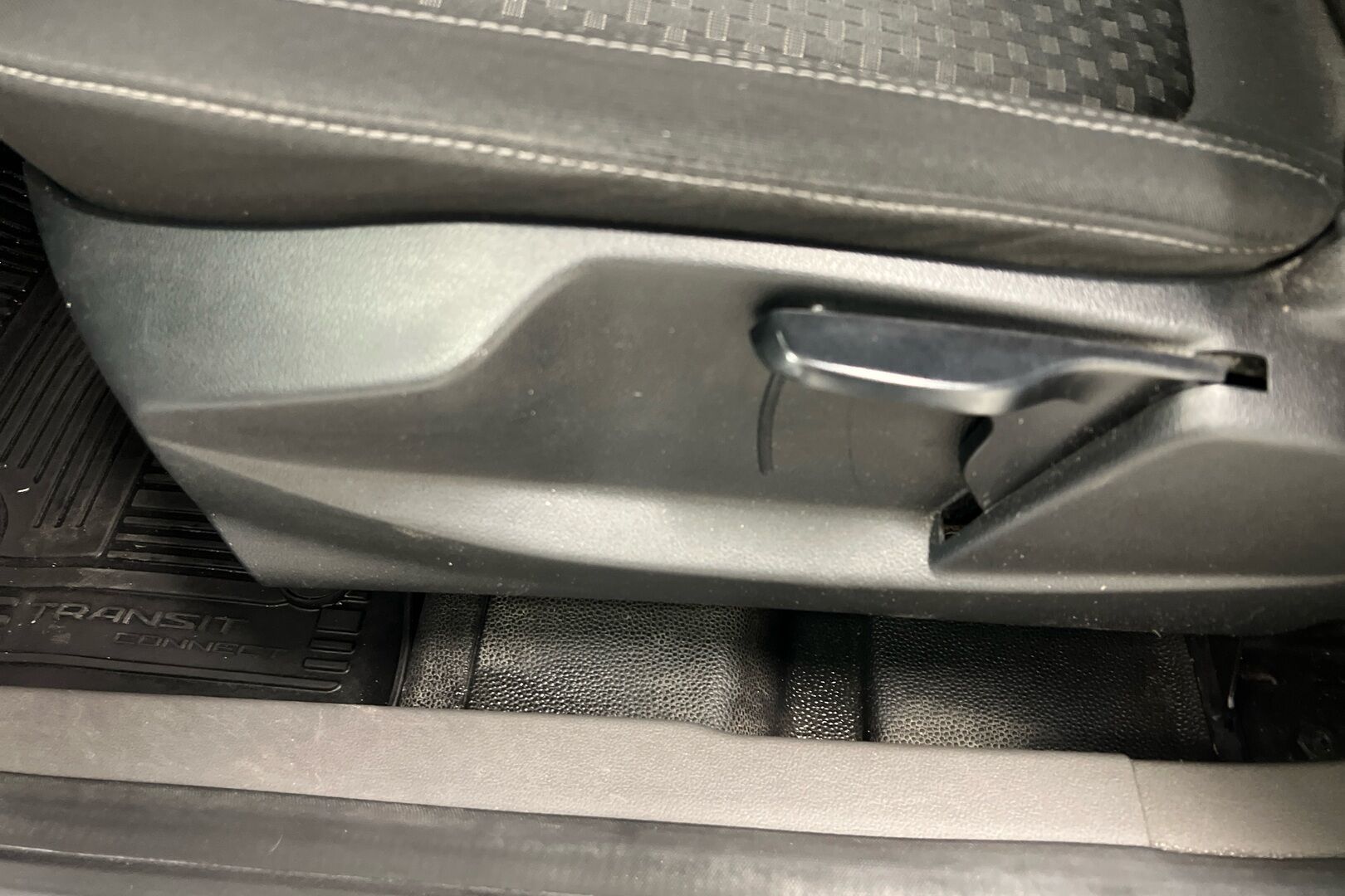 Ford Transit Connect iso kuva 19