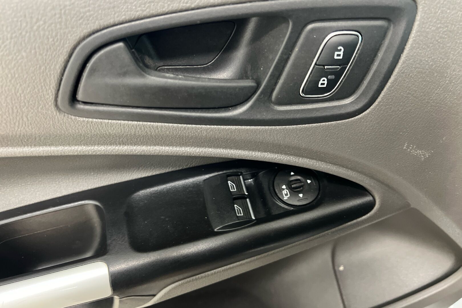 Ford Transit Connect iso kuva 21