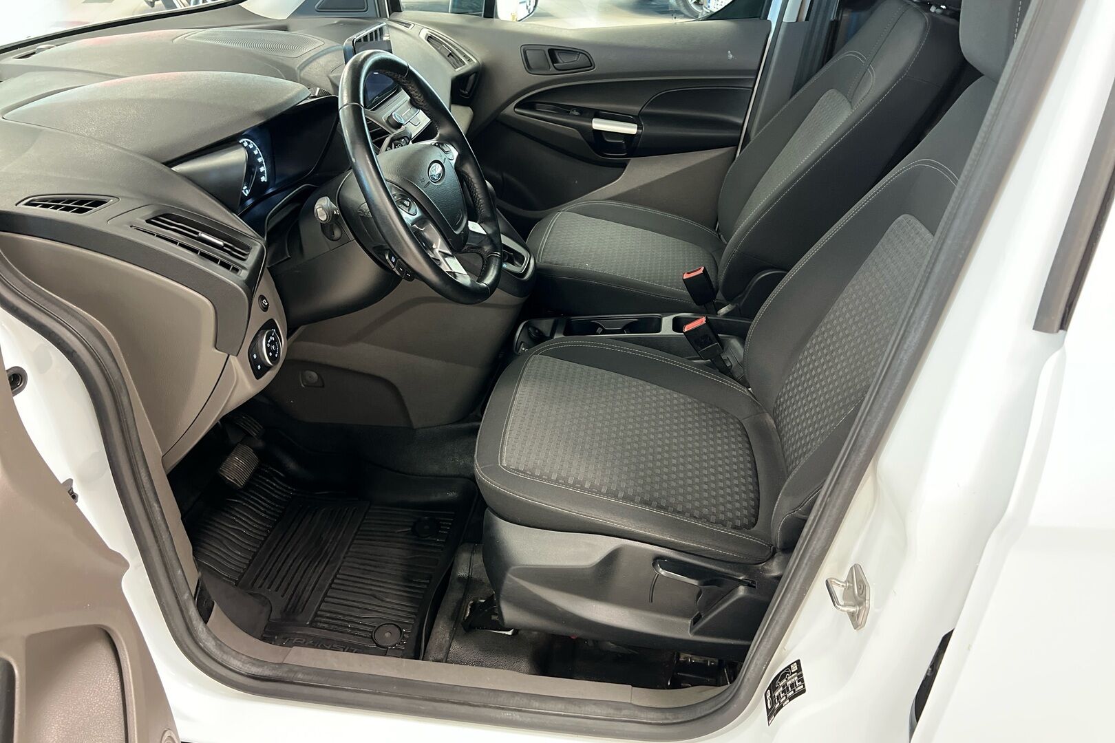 Ford Transit Connect iso kuva 7