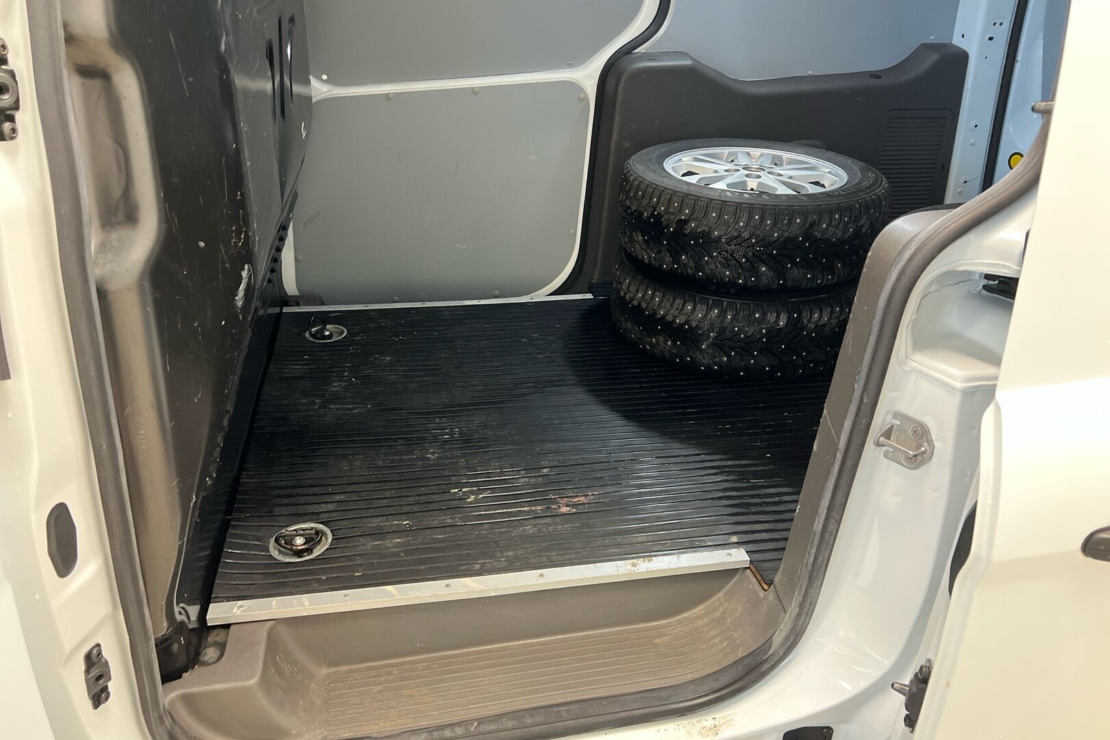 Ford Transit Connect iso kuva 8