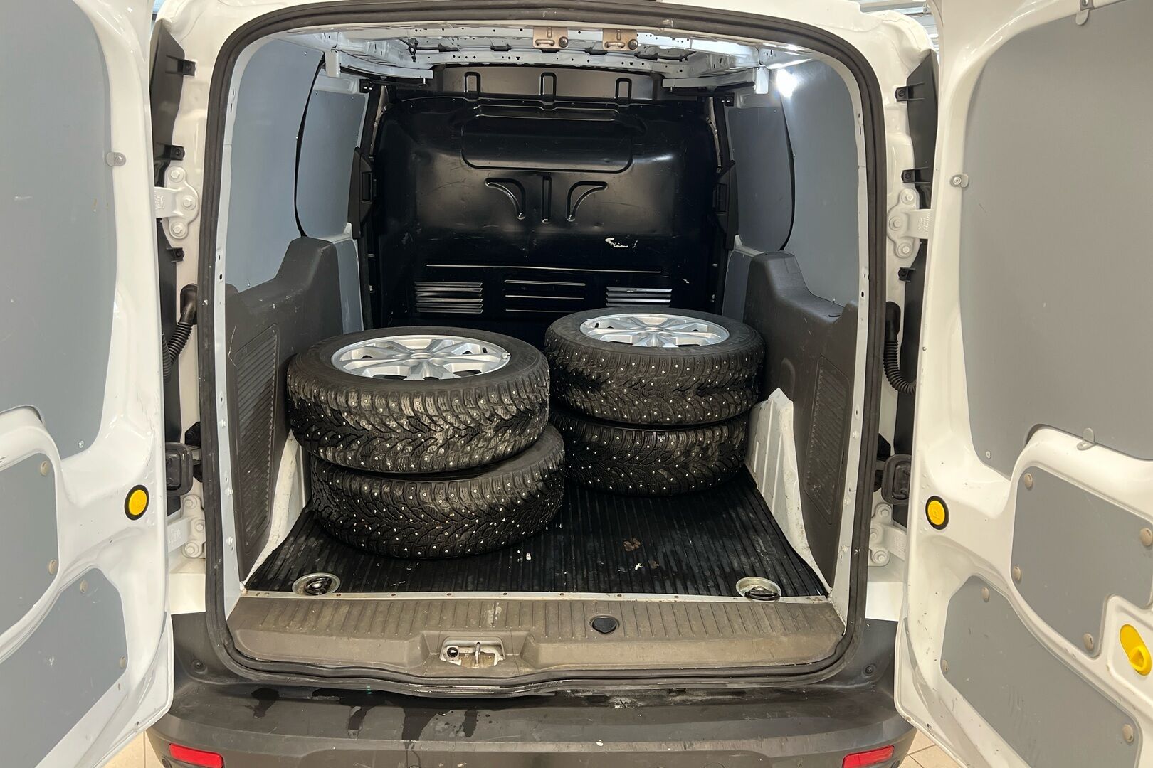 Ford Transit Connect iso kuva 9
