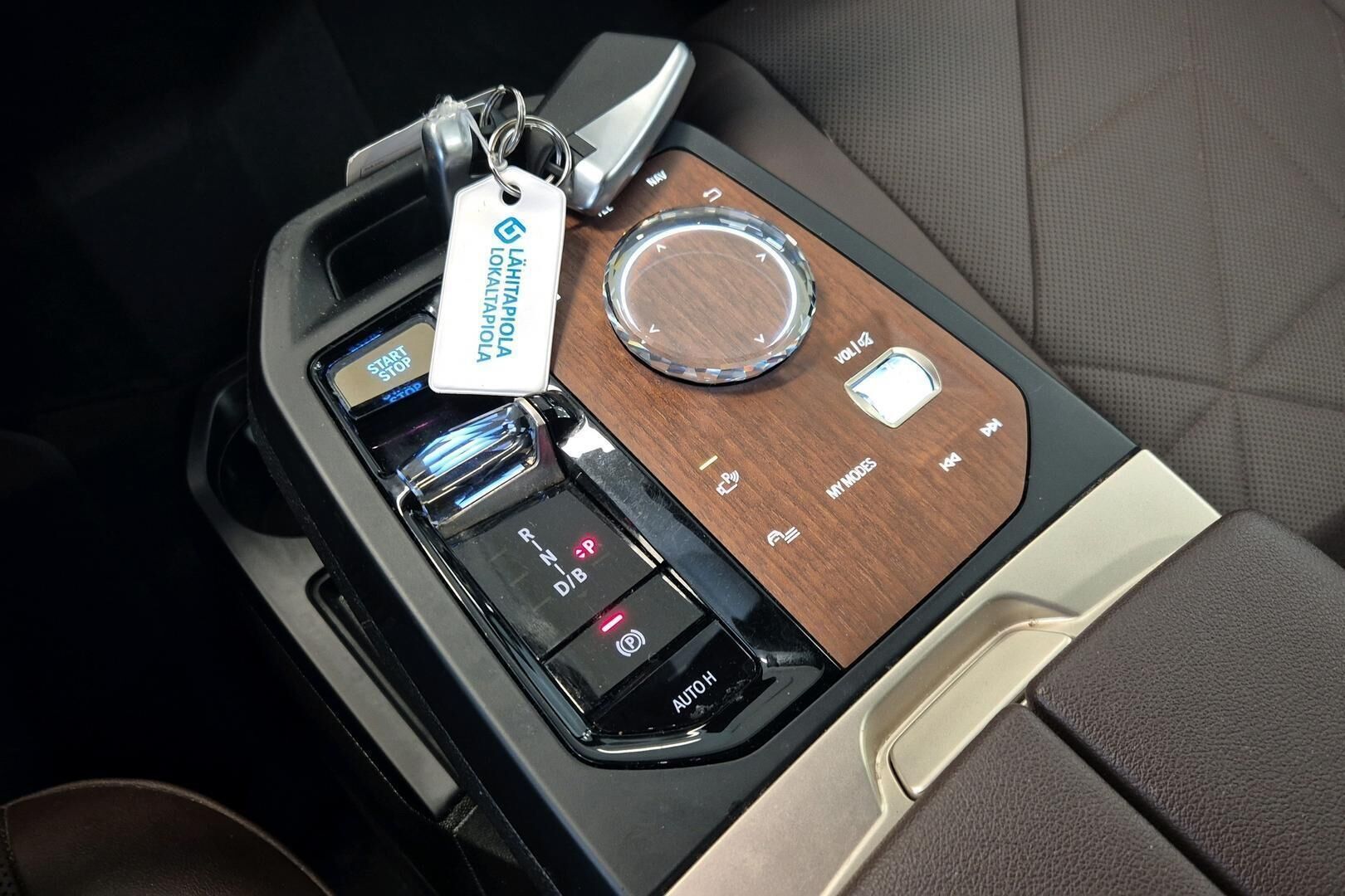 BMW iX iso kuva 15
