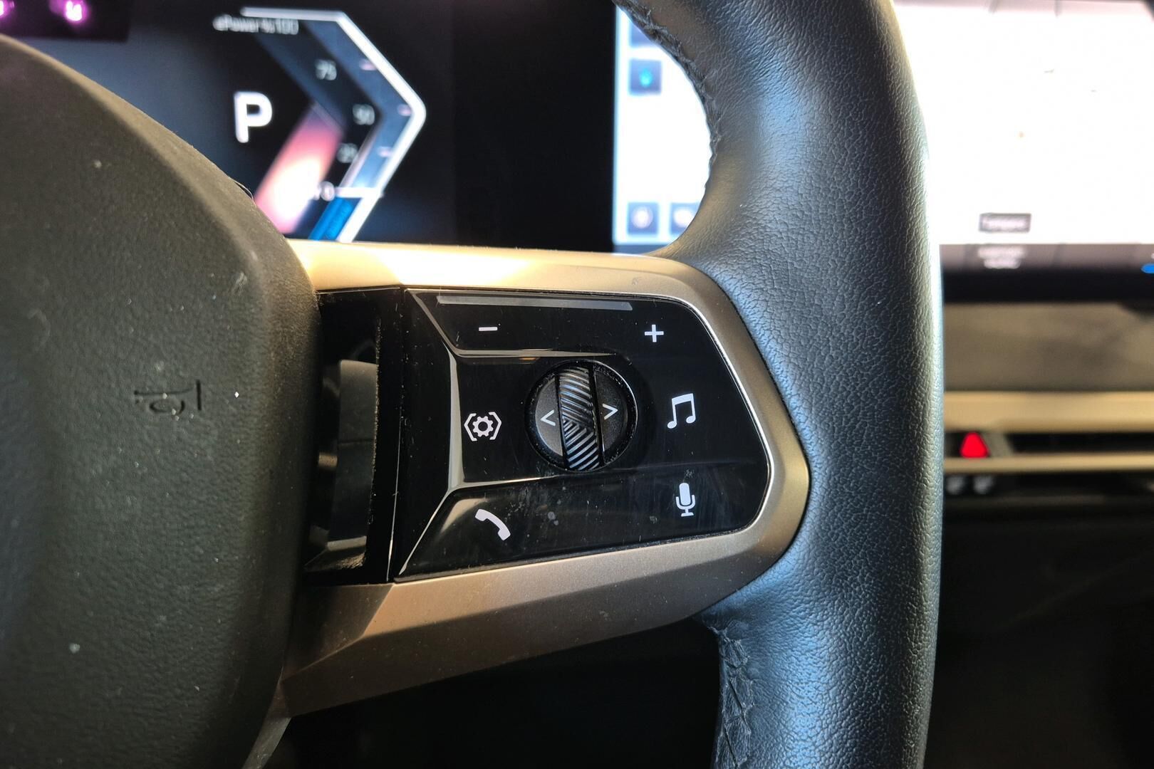BMW iX iso kuva 16