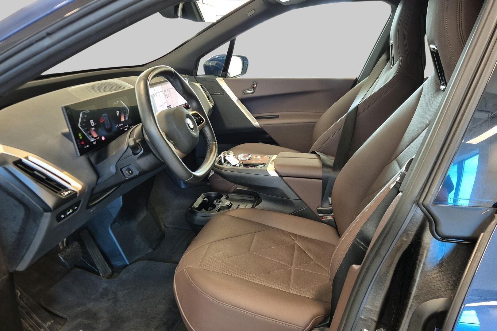 BMW iX iso kuva 8