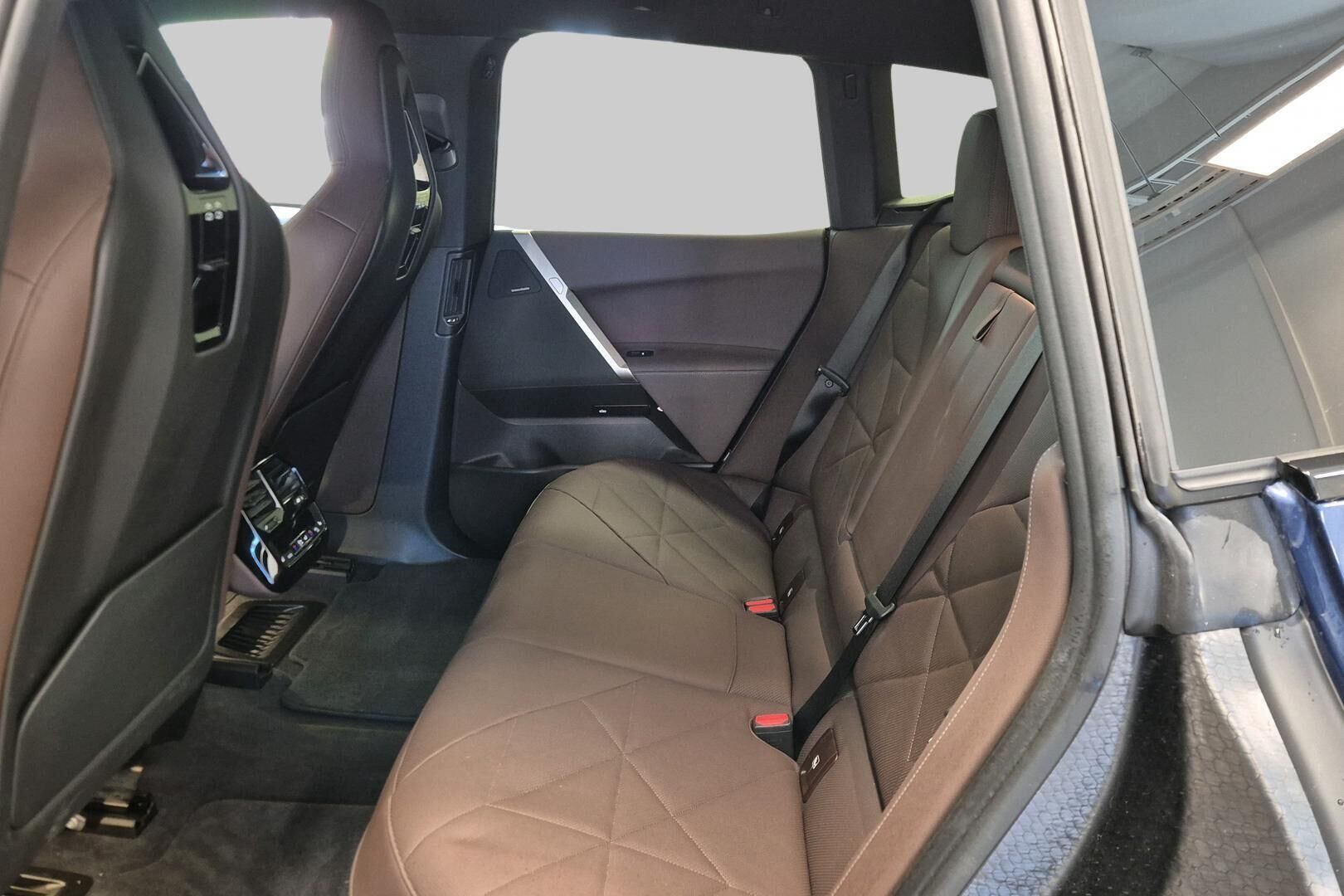 BMW iX iso kuva 9