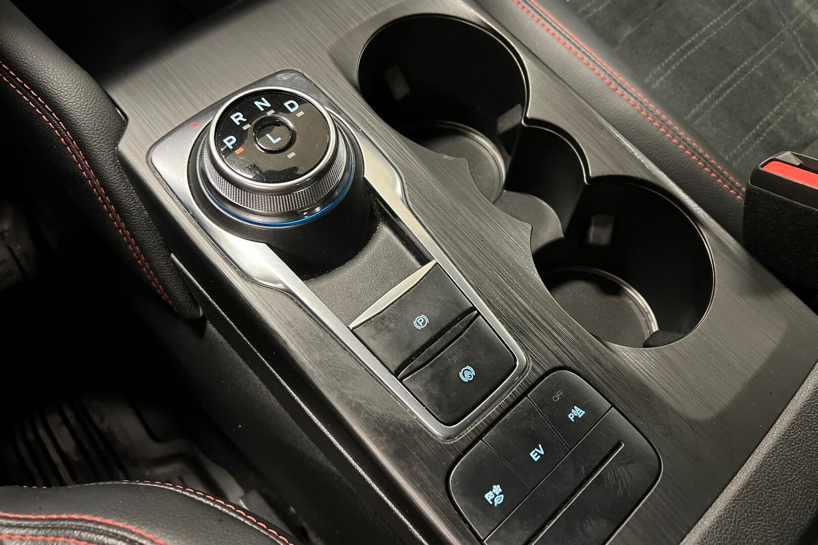 Ford Kuga iso kuva 18