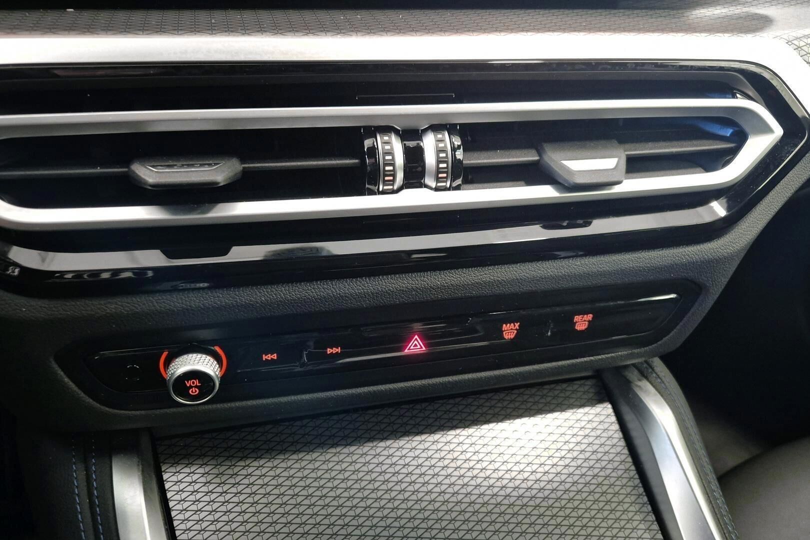 BMW i4 iso kuva 13