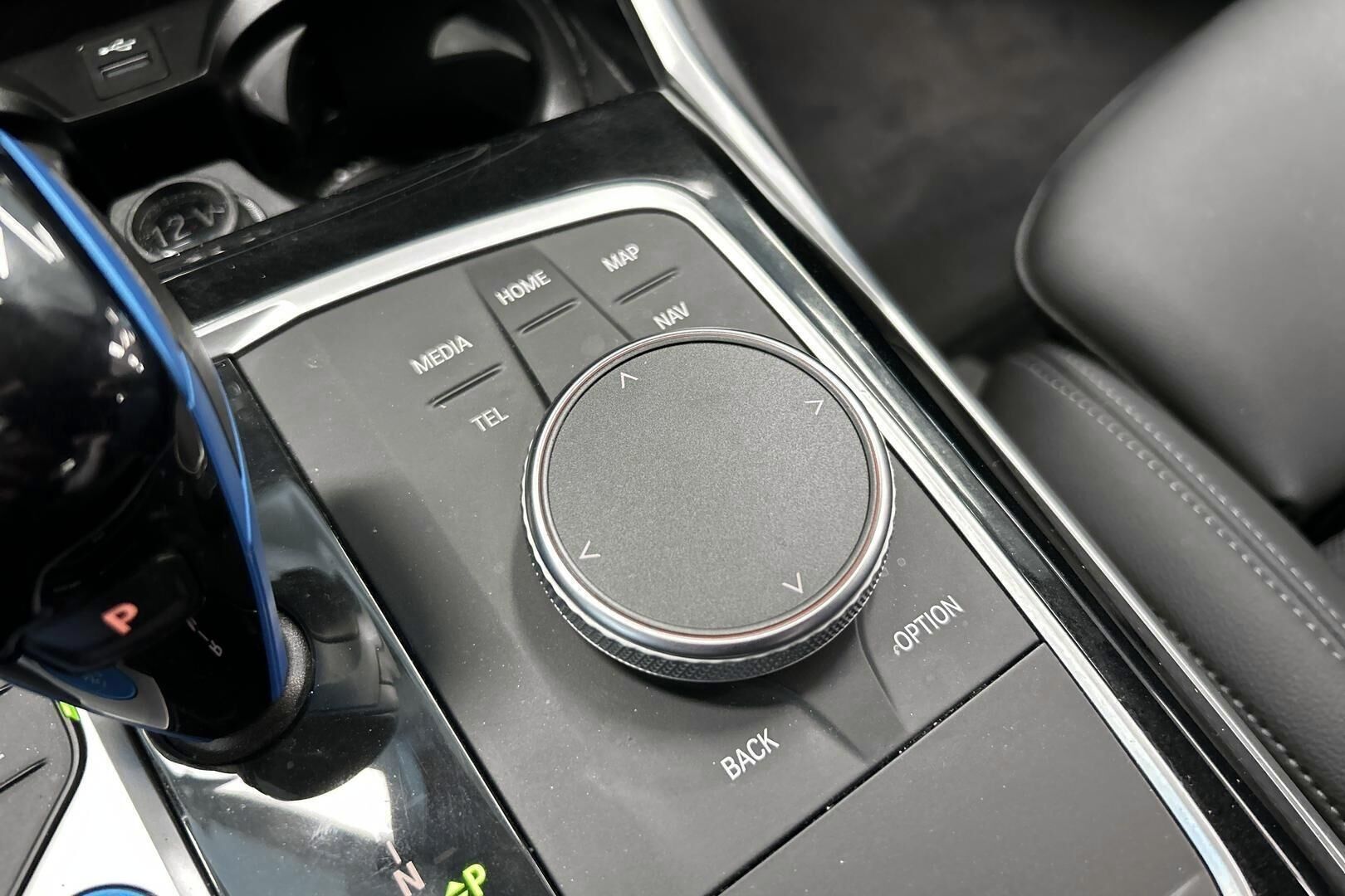 BMW i4 iso kuva 25