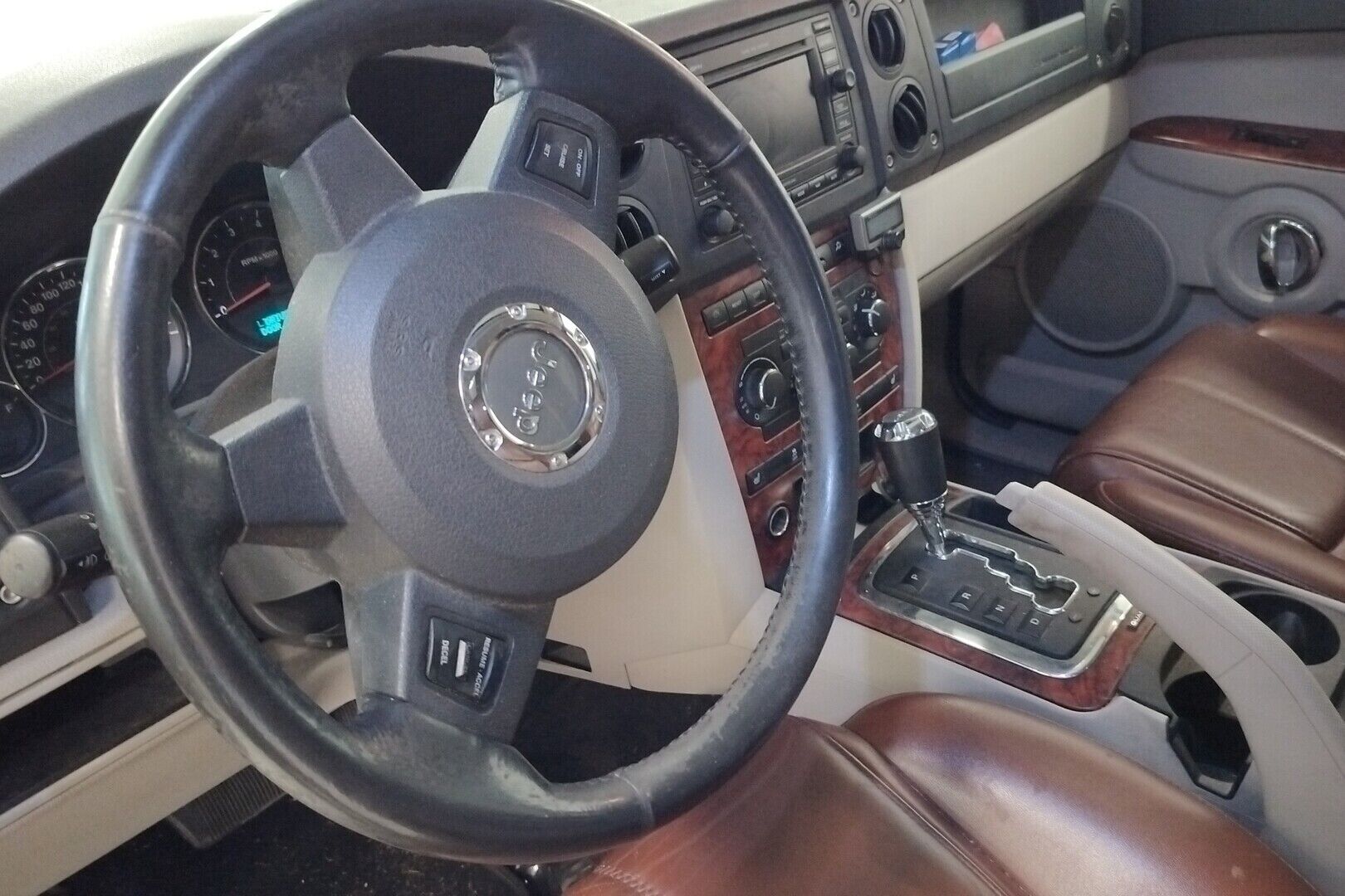 Jeep Commander iso kuva 2