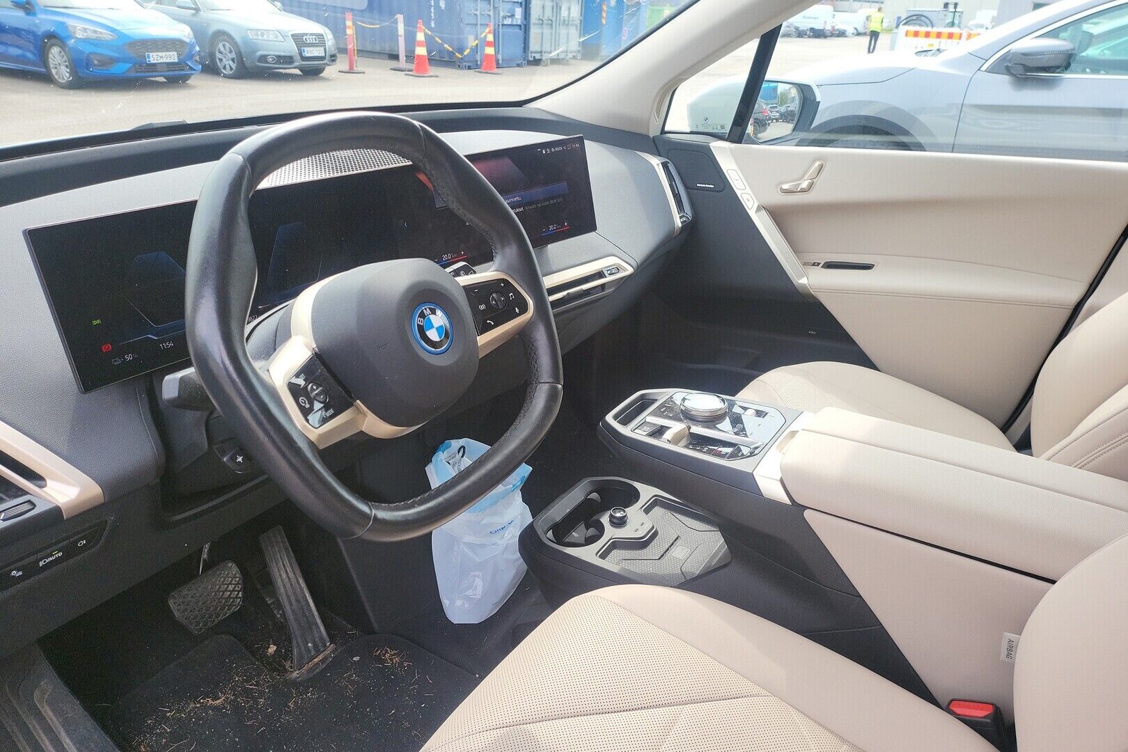 BMW iX iso kuva 1