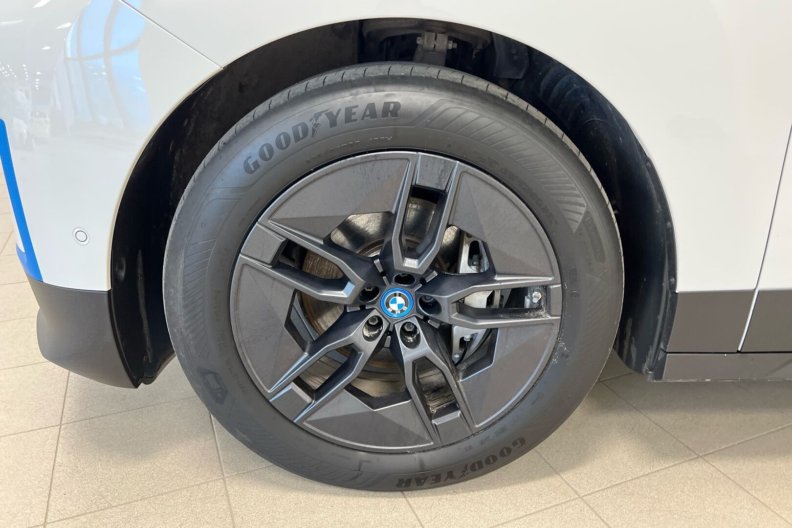BMW iX iso kuva 6