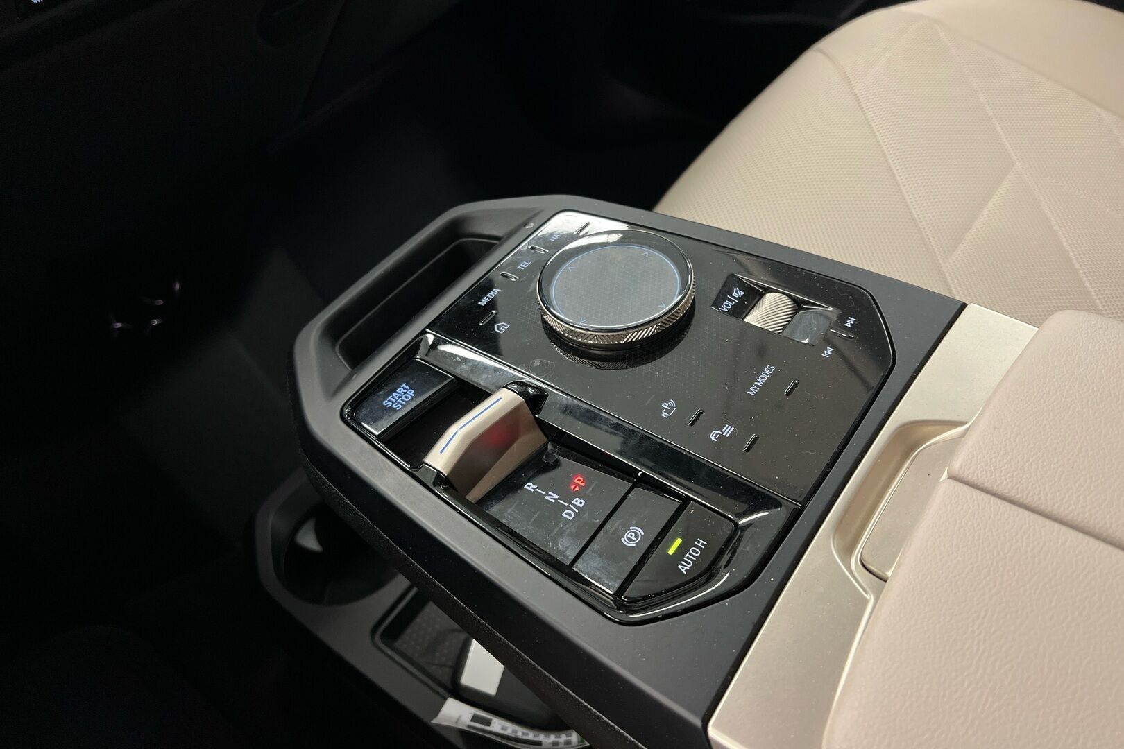 BMW iX iso kuva 8